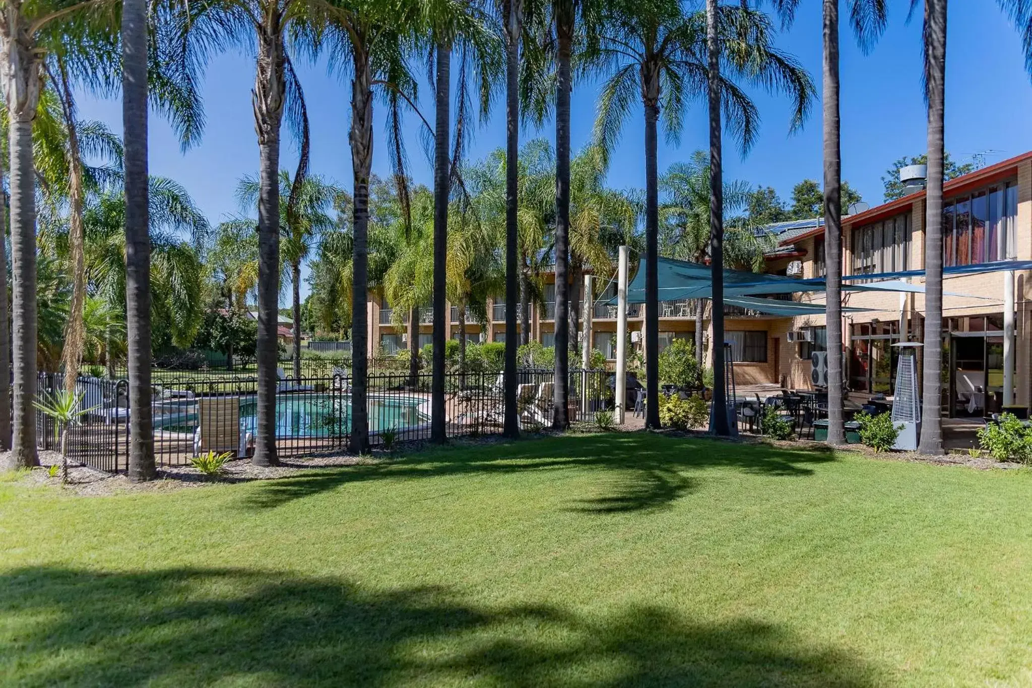 Property building, Garden in Charbonnier Motor Inn