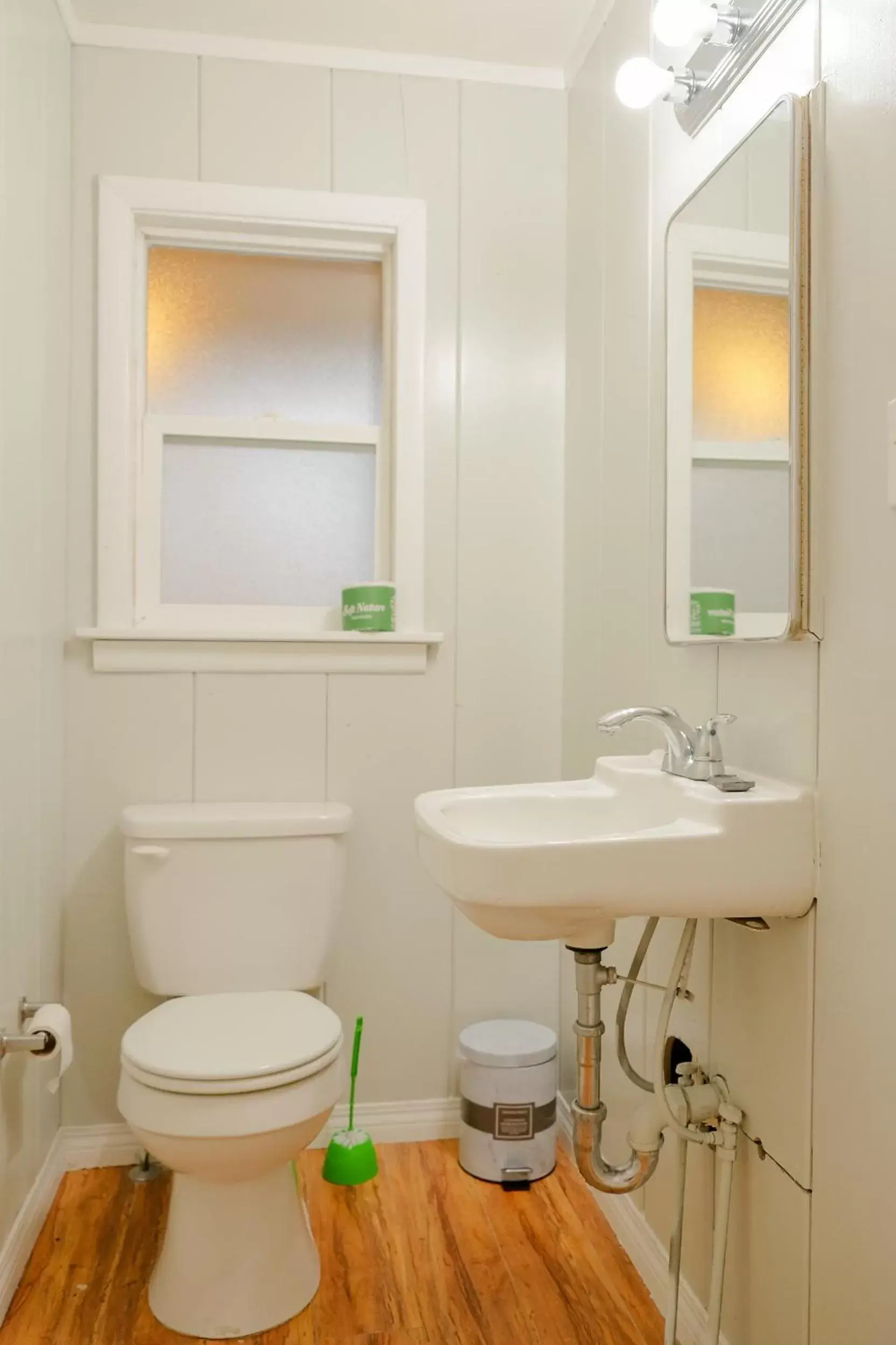 Toilet, Bathroom in Sherwood Arms Motel