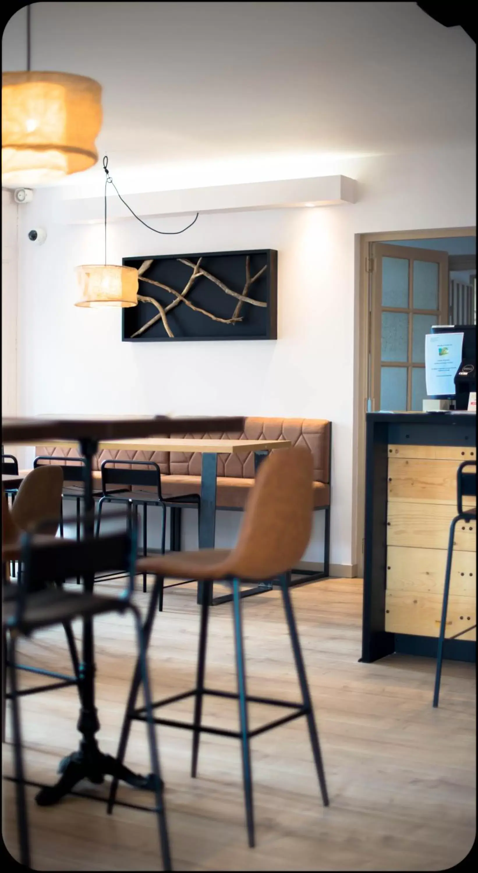 Lounge or bar, Kitchen/Kitchenette in Logis Hôtel La Bastide des Oliviers