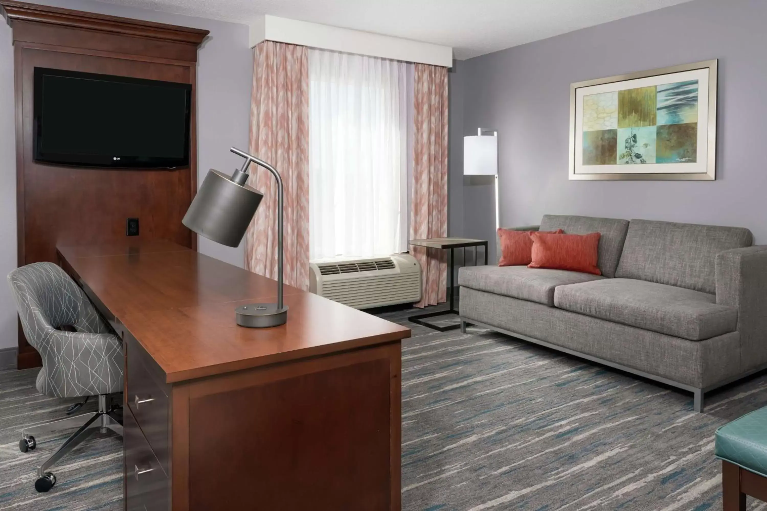 Bedroom, Seating Area in Hampton Inn & Suites Orlando Airport at Gateway Village