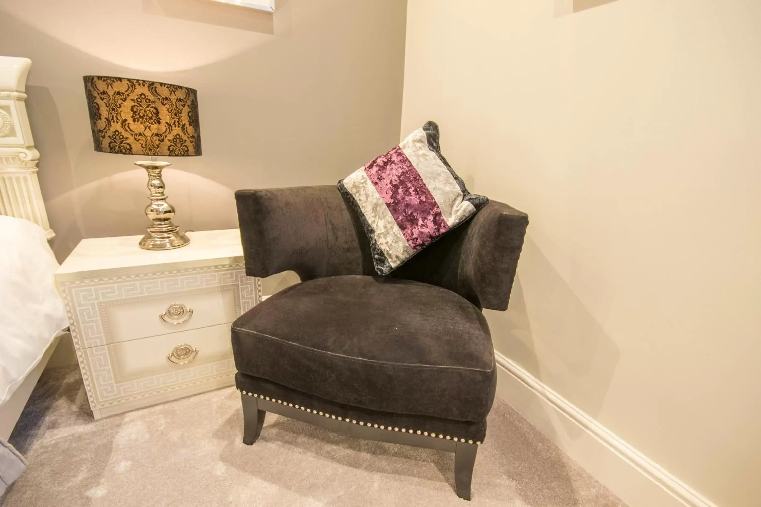 Bedroom, Seating Area in Derby Manor