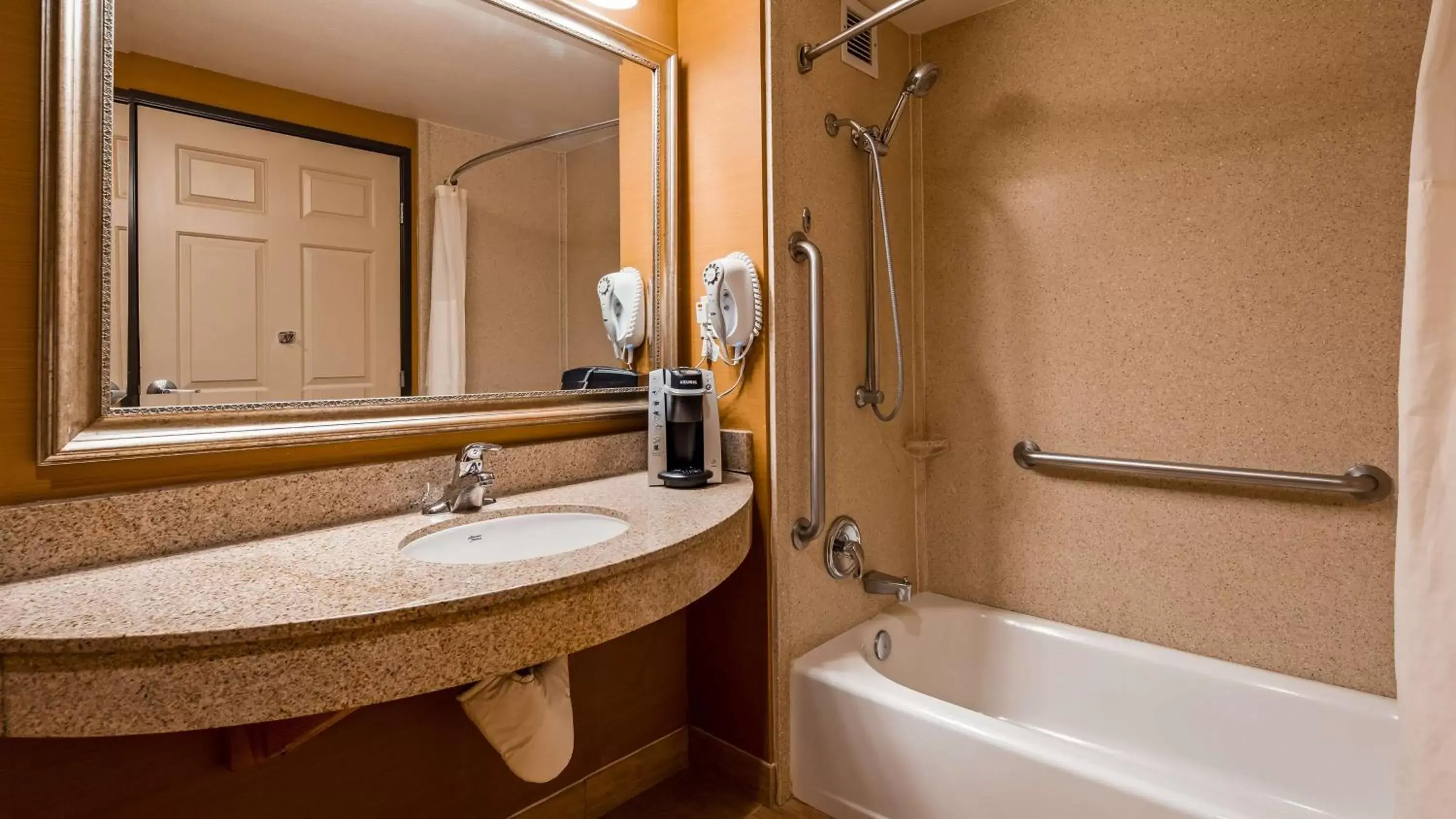 Photo of the whole room, Bathroom in Best Western Exeter Inn & Suites