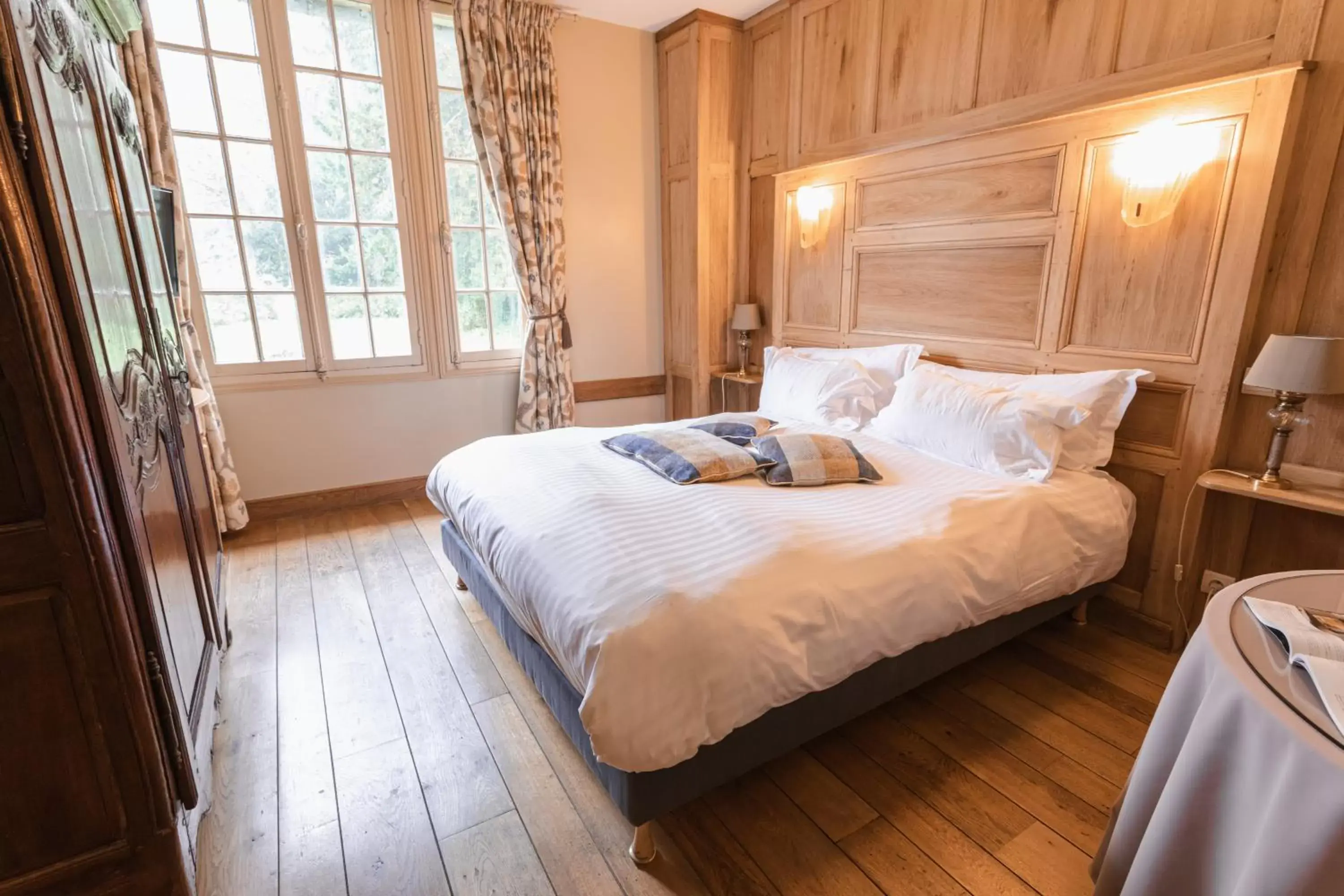 Bedroom, Bed in Le Manoir des Impressionnistes - Bord de Mer