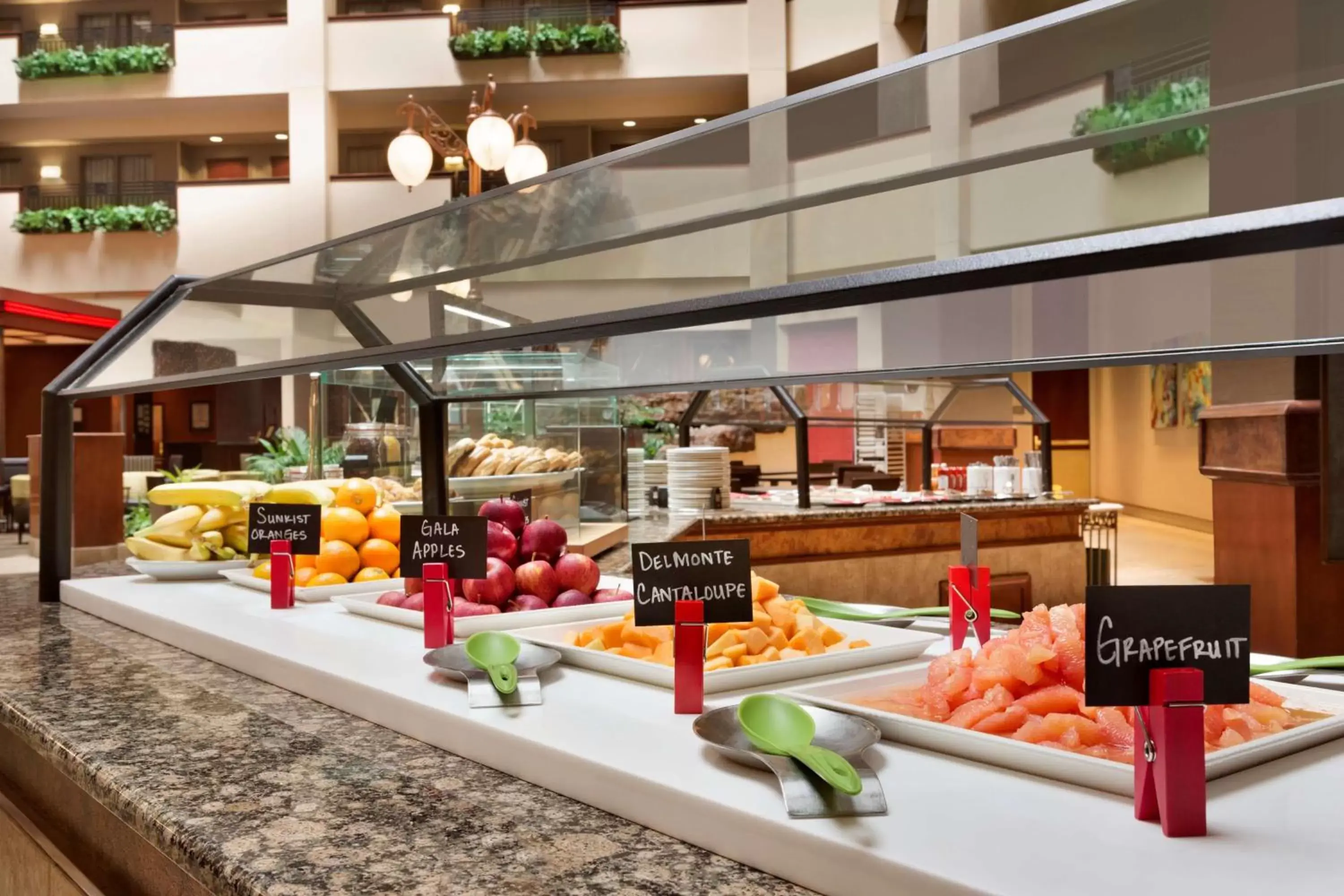 Dining area in Embassy Suites Lincoln