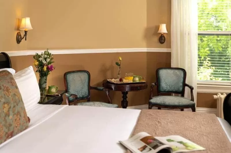 Bed in Albemarle Inn - Asheville