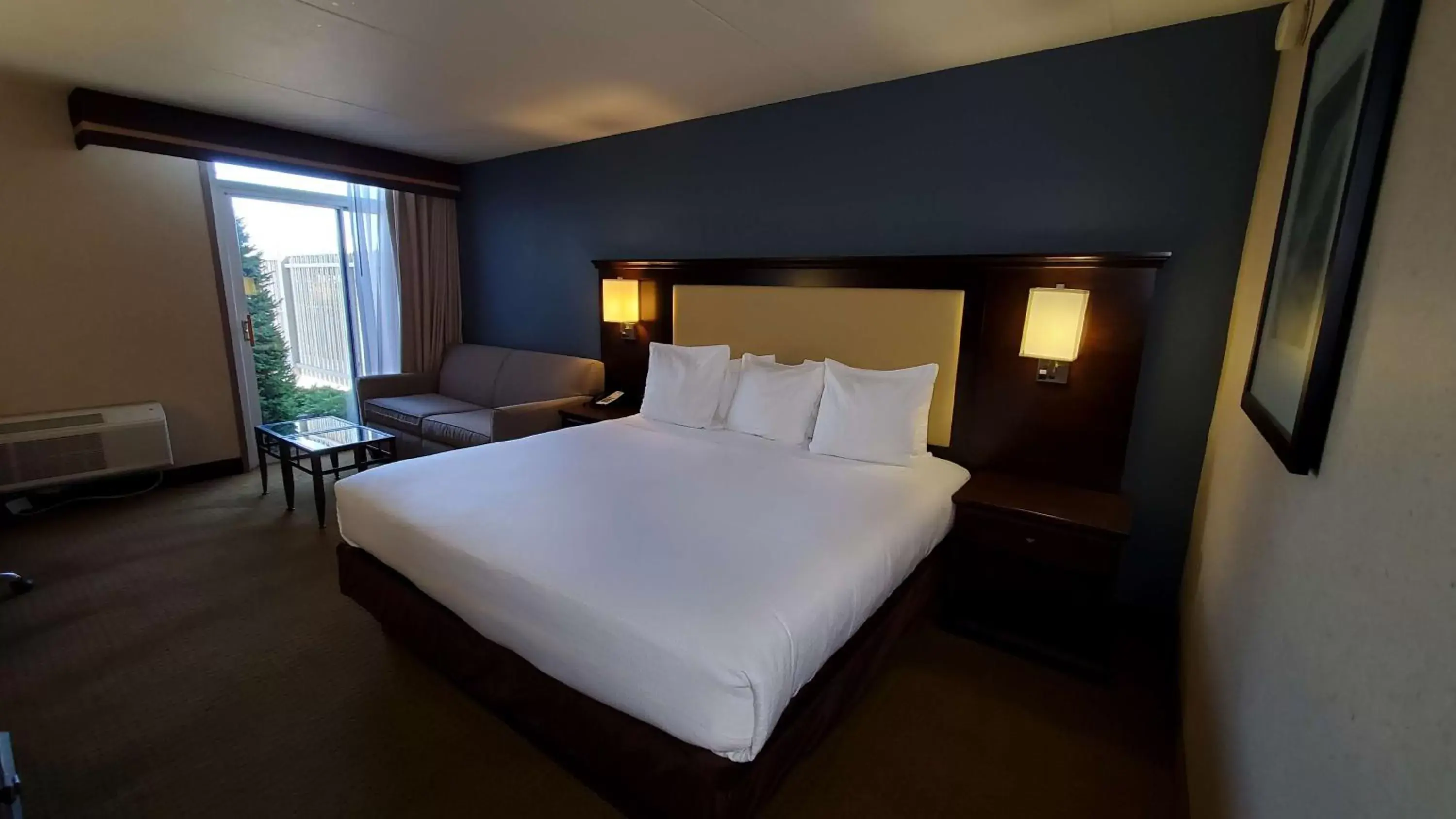 Photo of the whole room, Bed in Best Western Plus Coeur d'Alene Inn