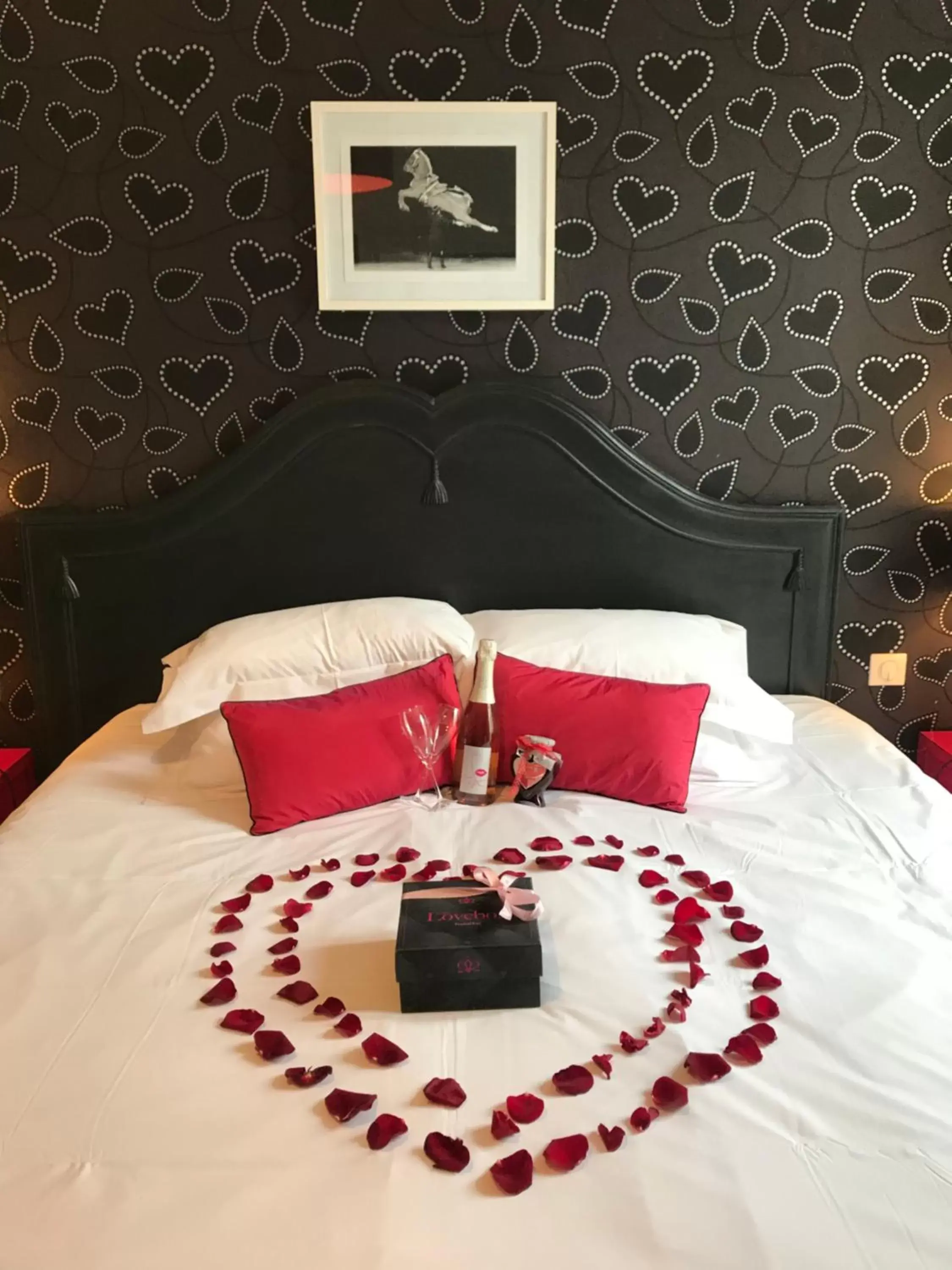 Bedroom, Bed in The Originals Boutique, Hôtel Le Londres, Saumur (Qualys-Hotel)