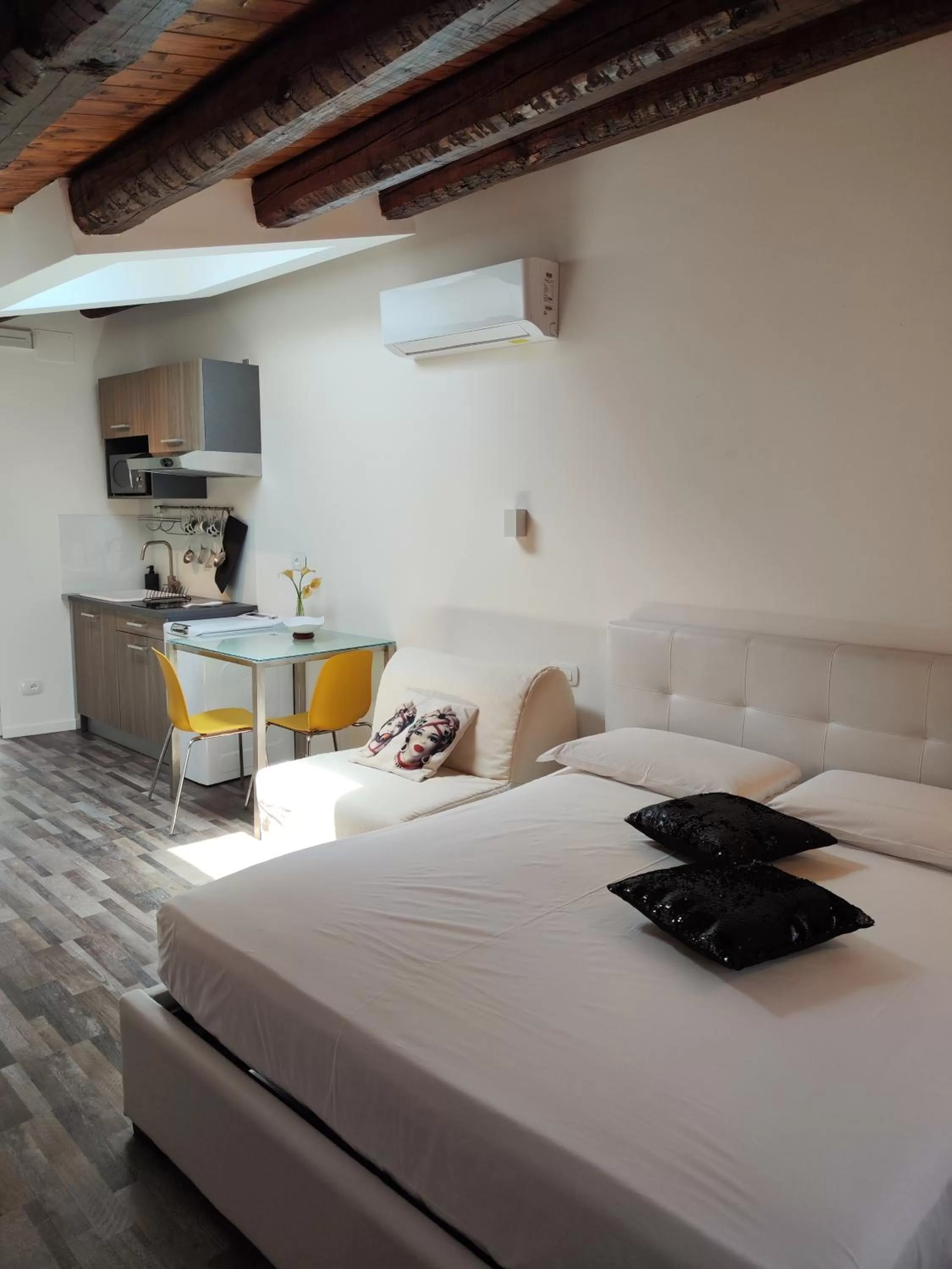 Photo of the whole room, Bed in San Francesco Rooms and Apartment with Terrace in Palermo Locazione Turistica