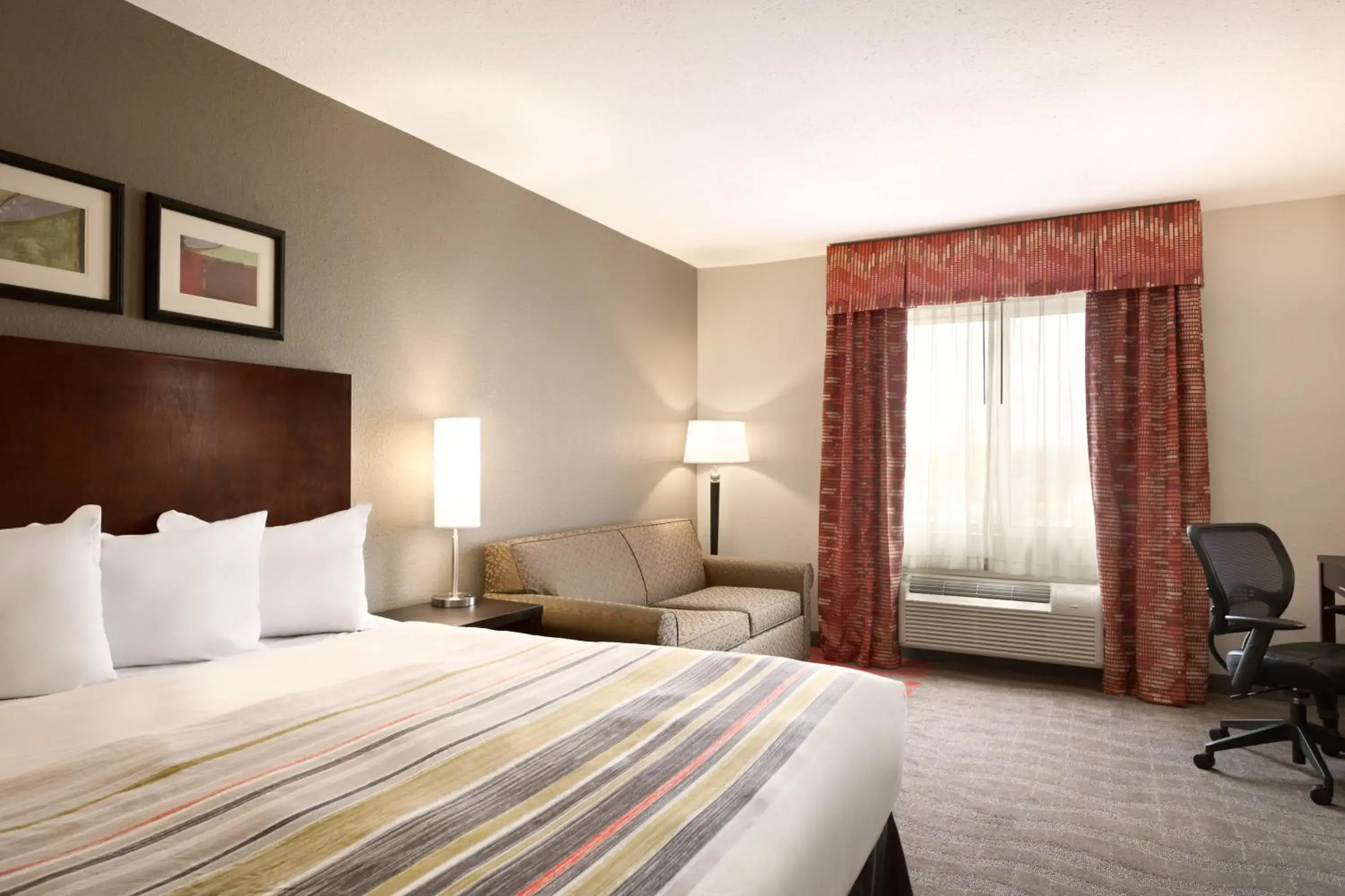 Day, Bed in Country Inn & Suites by Radisson, Dearborn, MI
