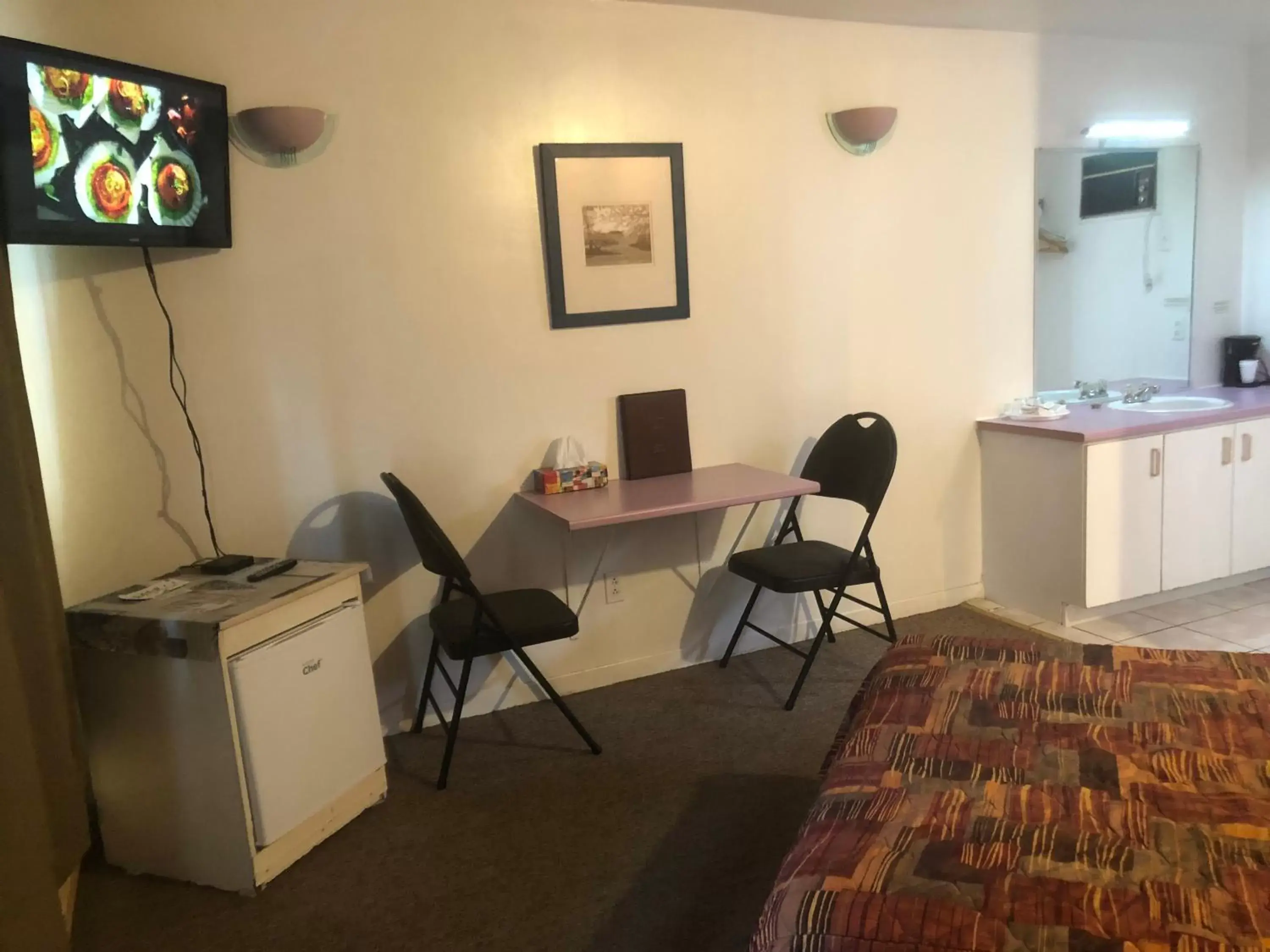 Dining Area in Motel Le Voyageur