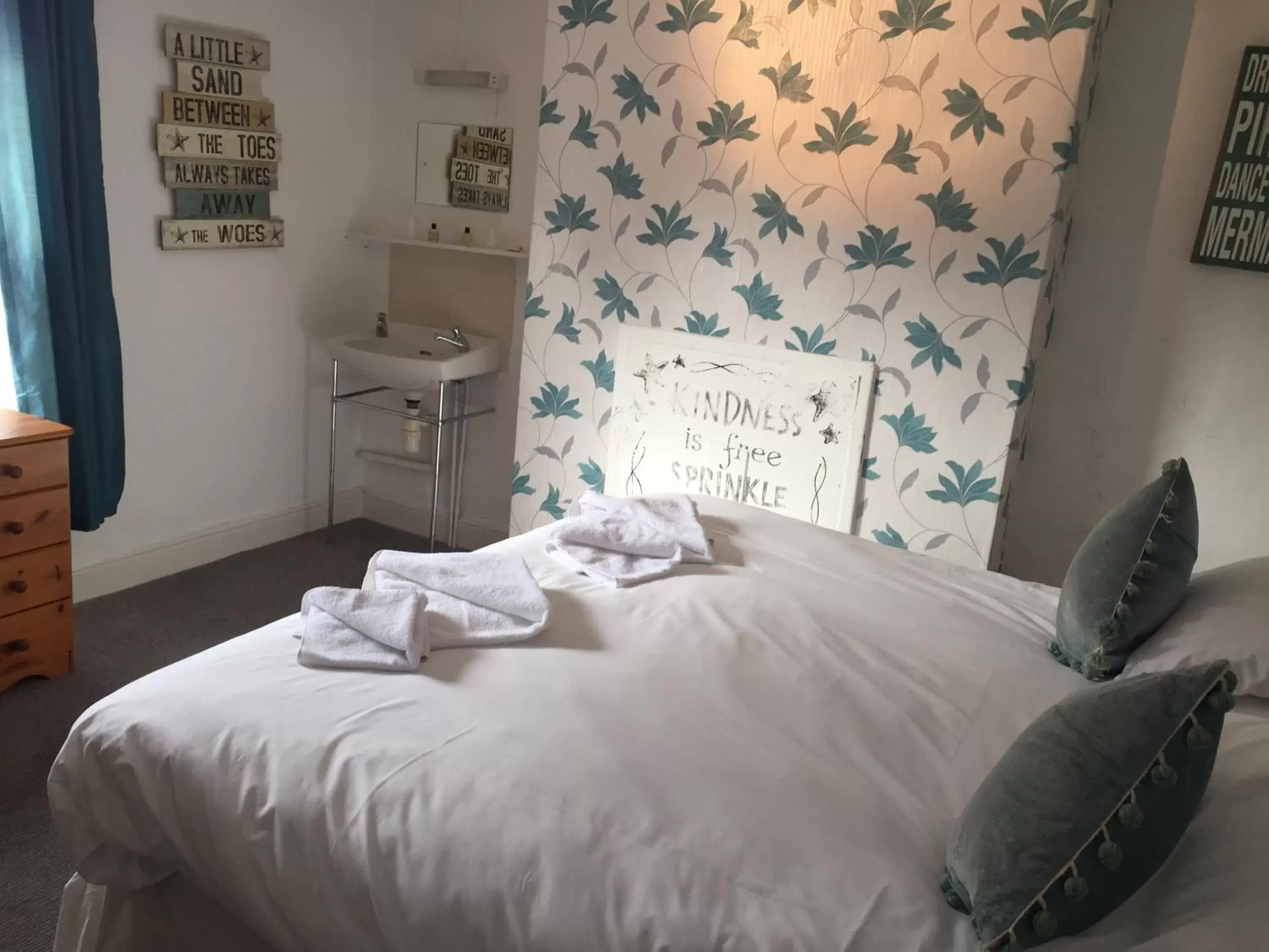 Standard Double Room with Shared Bathroom in The Victoria Hotel