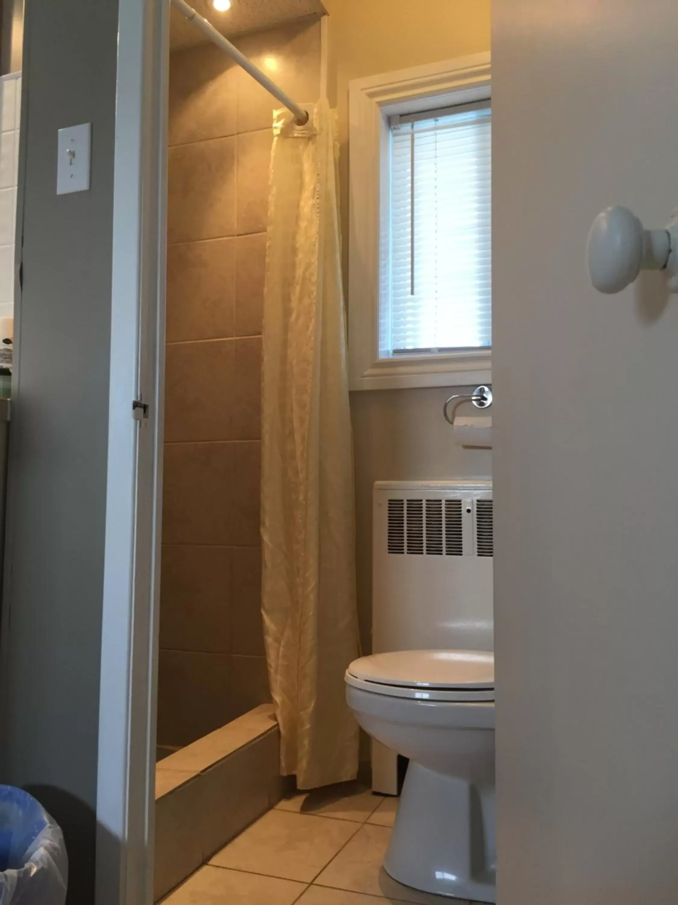 Bathroom in Wheel Inn Motel