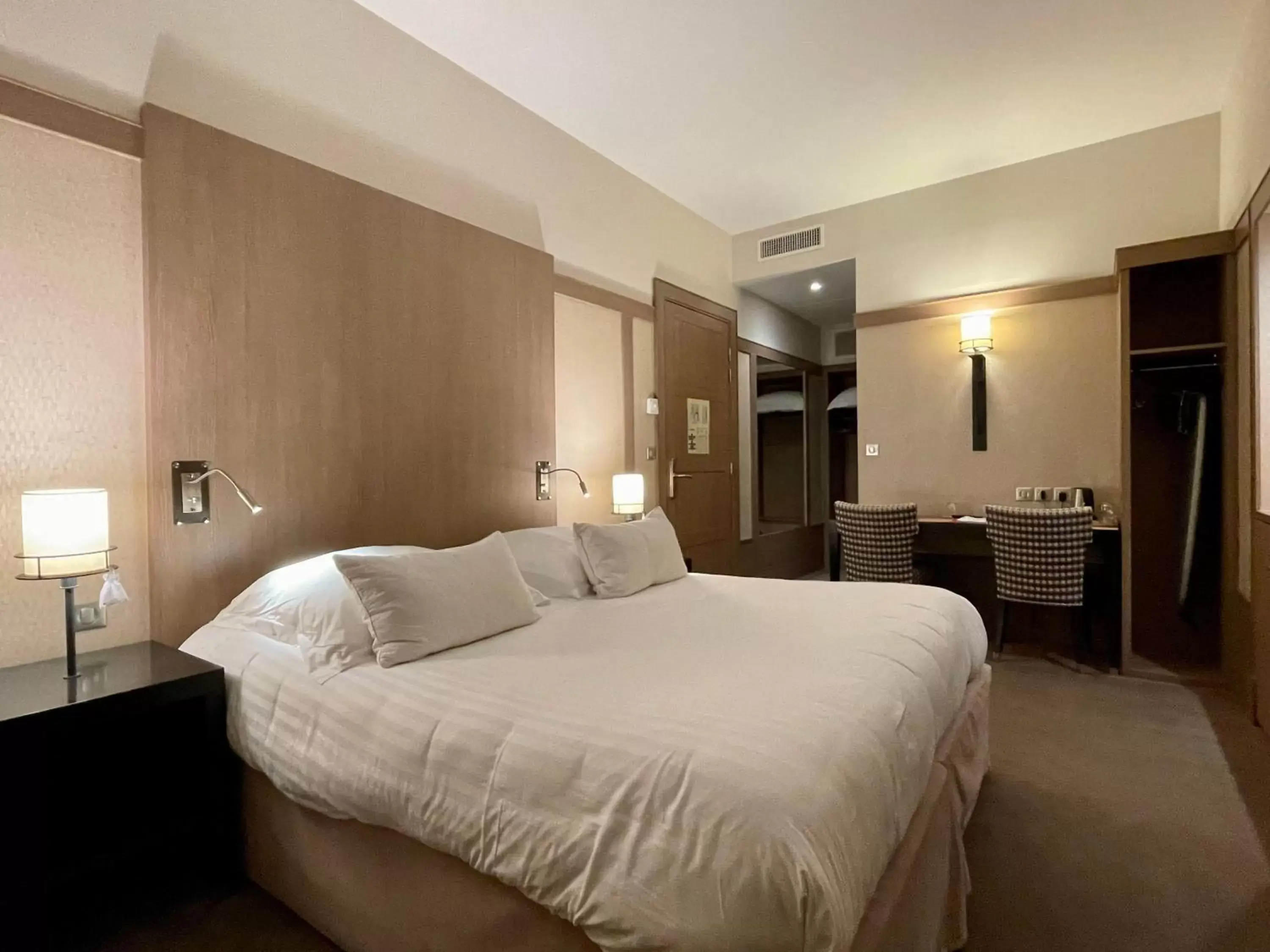 Bedroom, Bed in Hôtel Au Logis des Remparts