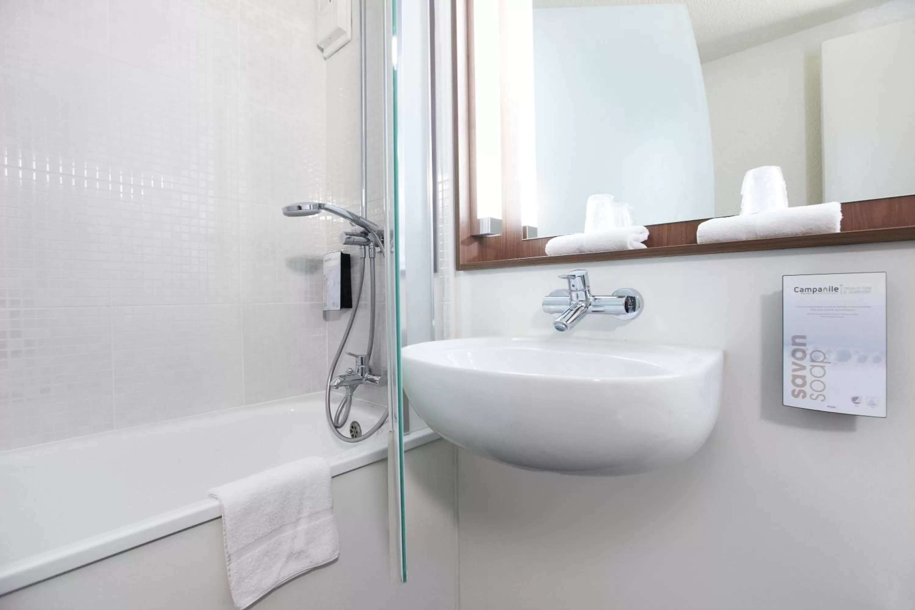 Bathroom in Campanile Rouen Est - Franqueville Saint Pierre