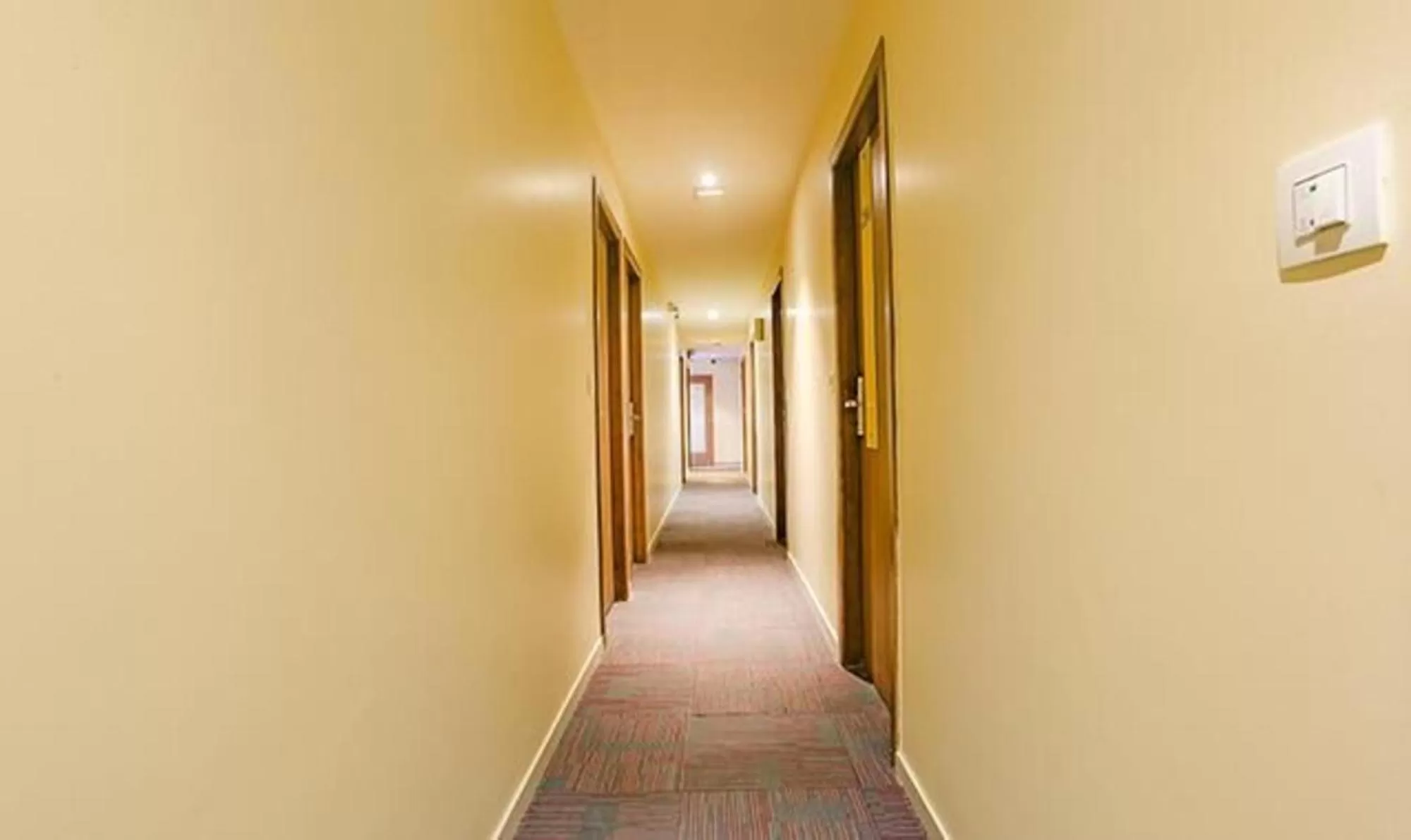 Lobby or reception in FabHotel Royal International - Nr Mumbai International Airport