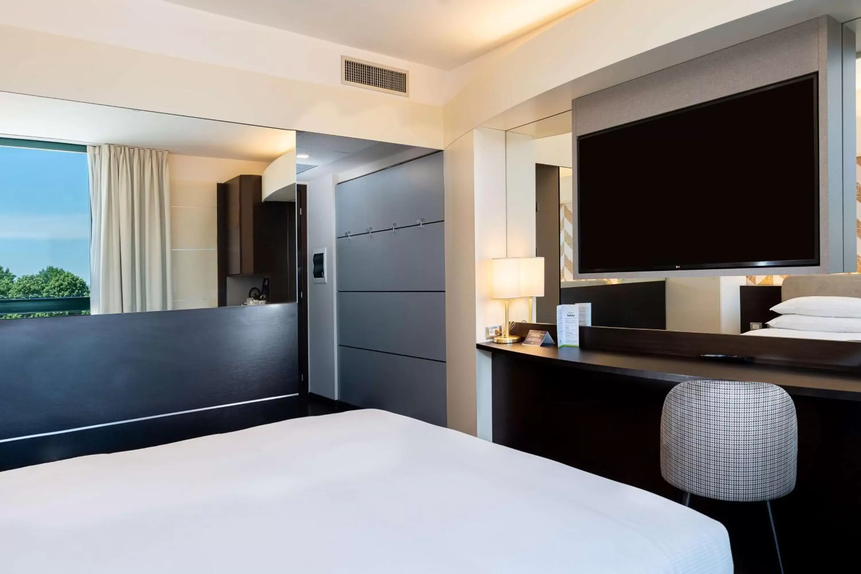 Bedroom, TV/Entertainment Center in Doubletree by Hilton Milan Malpensa Solbiate Olona