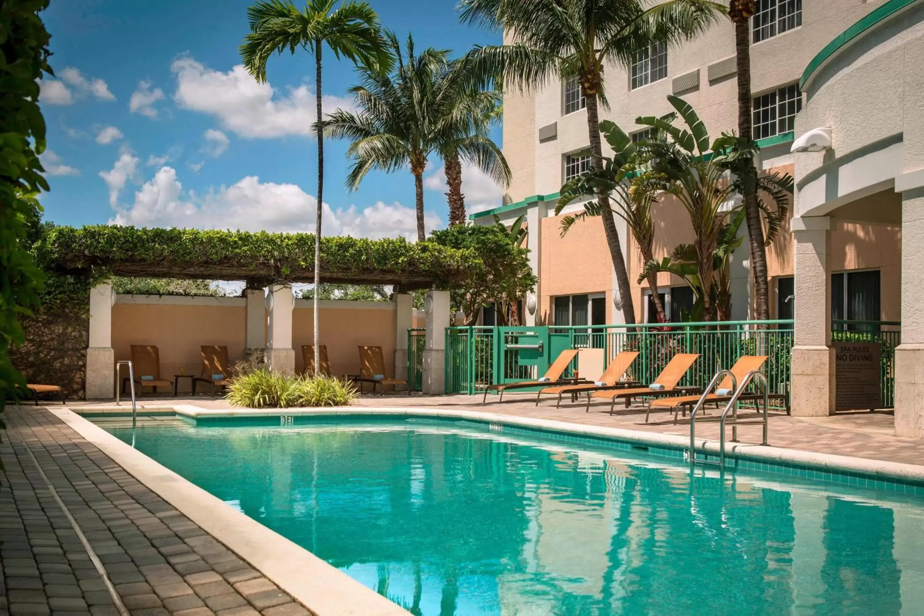 Swimming Pool in Courtyard by Marriott Fort Lauderdale Airport & Cruise Port