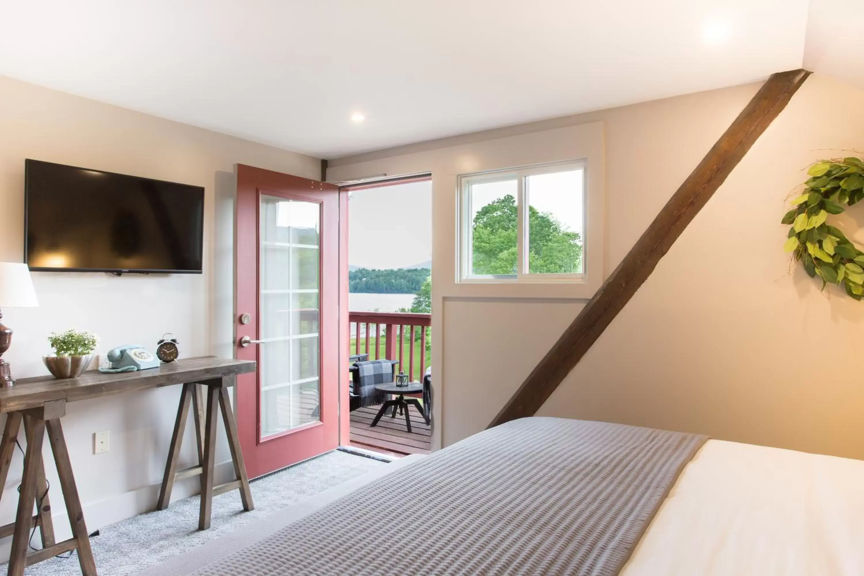 Balcony/Terrace, Bed in Mountain Meadows Lodge