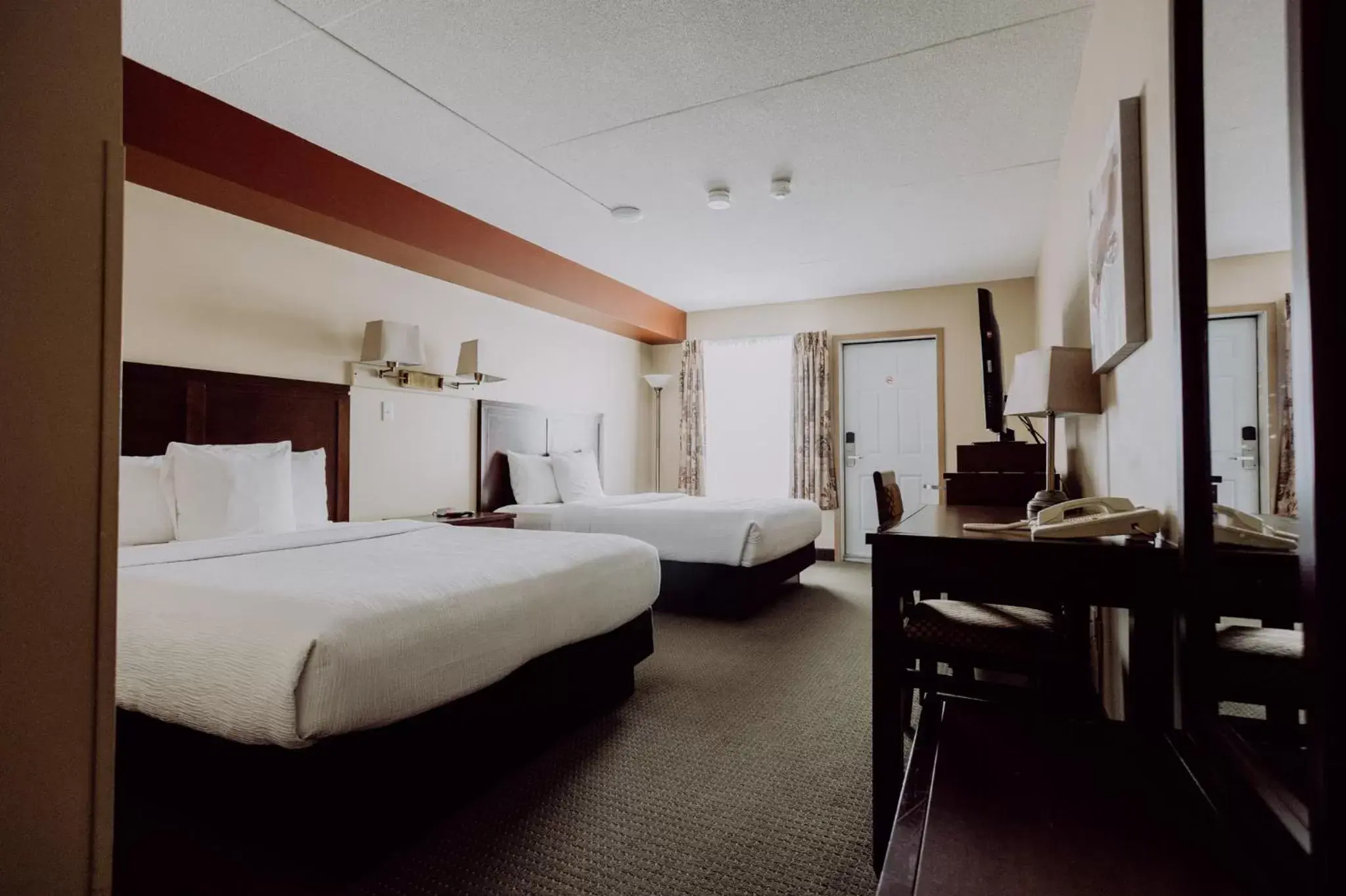 Queen Room with Lake View - single occupancy in La Place Rendez-Vous Hotel Queen Room with Lake View - single occupancy in La Place Rendez-Vous Hotel