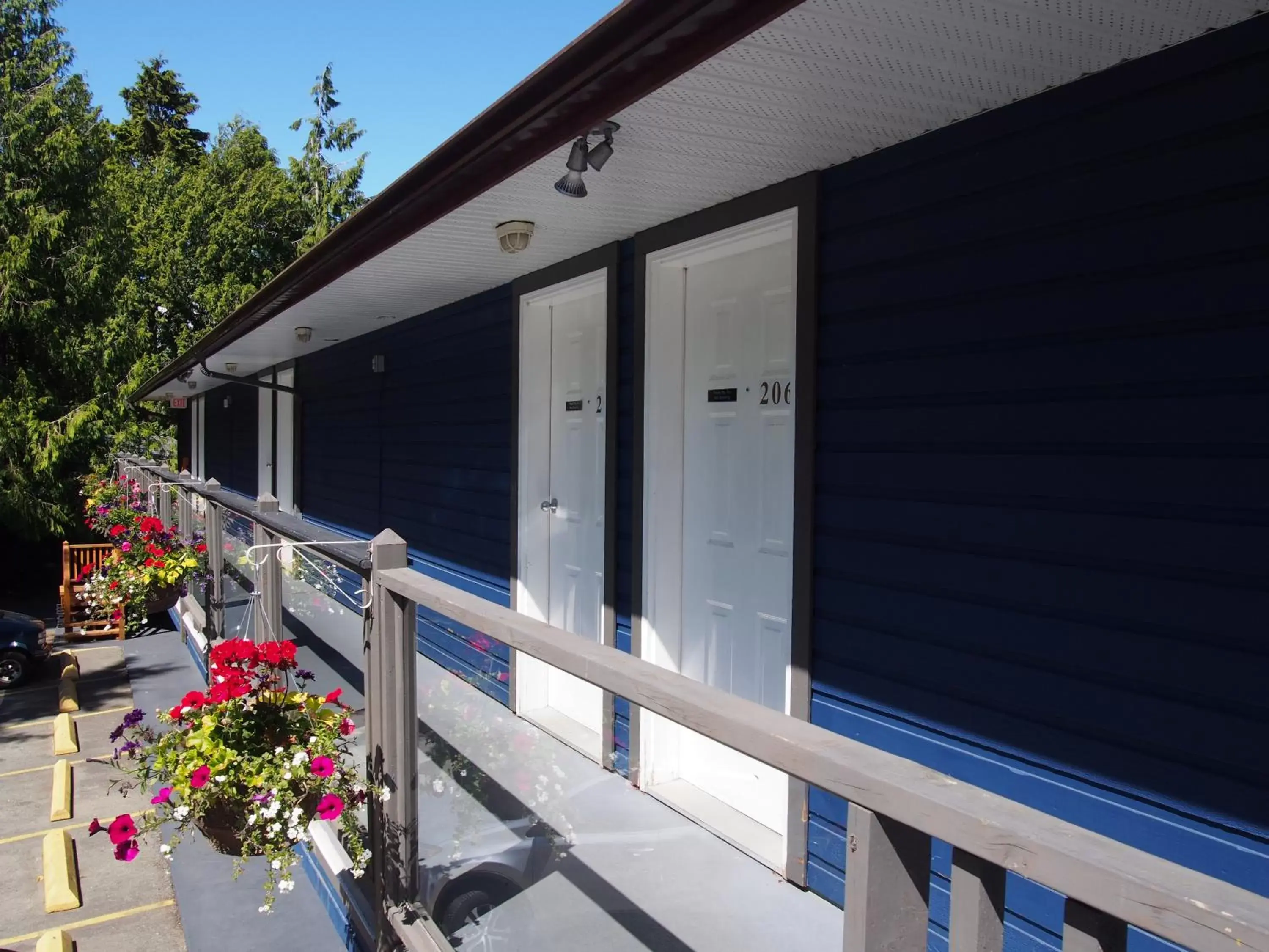 Facade/entrance, Balcony/Terrace in Tofino Motel Harborview