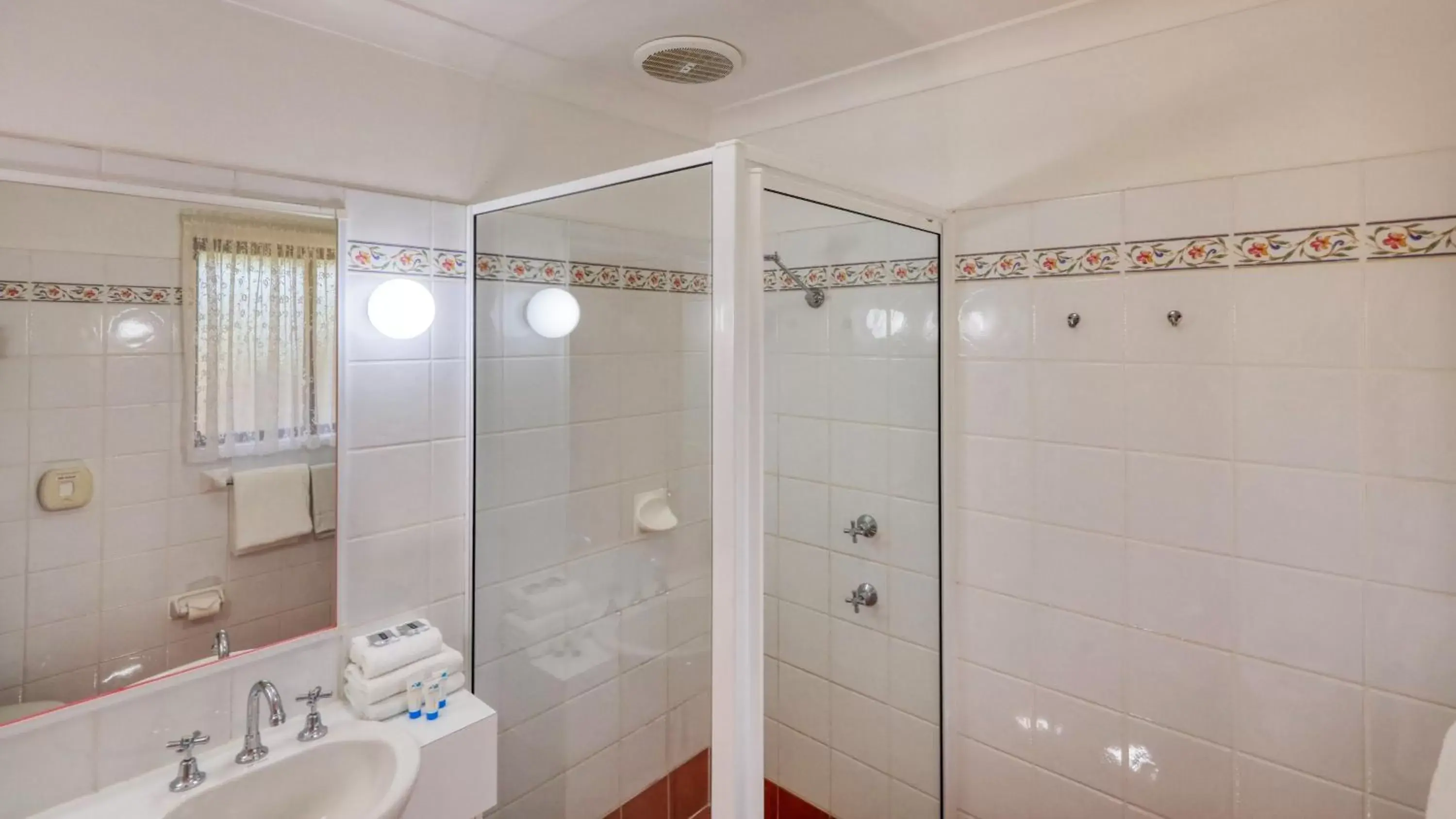 Shower, Bathroom in Southern Comfort Motor Inn