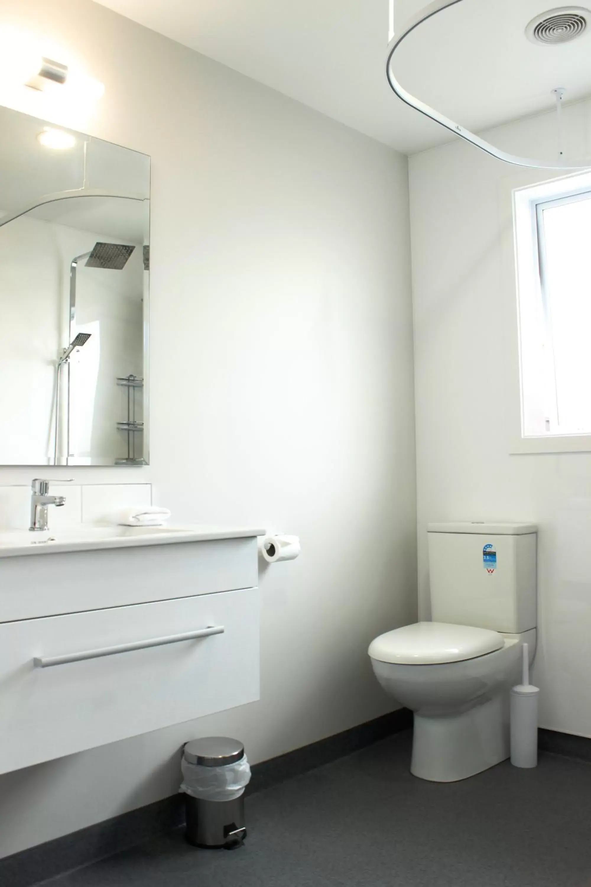 Bathroom in Colonial Motel