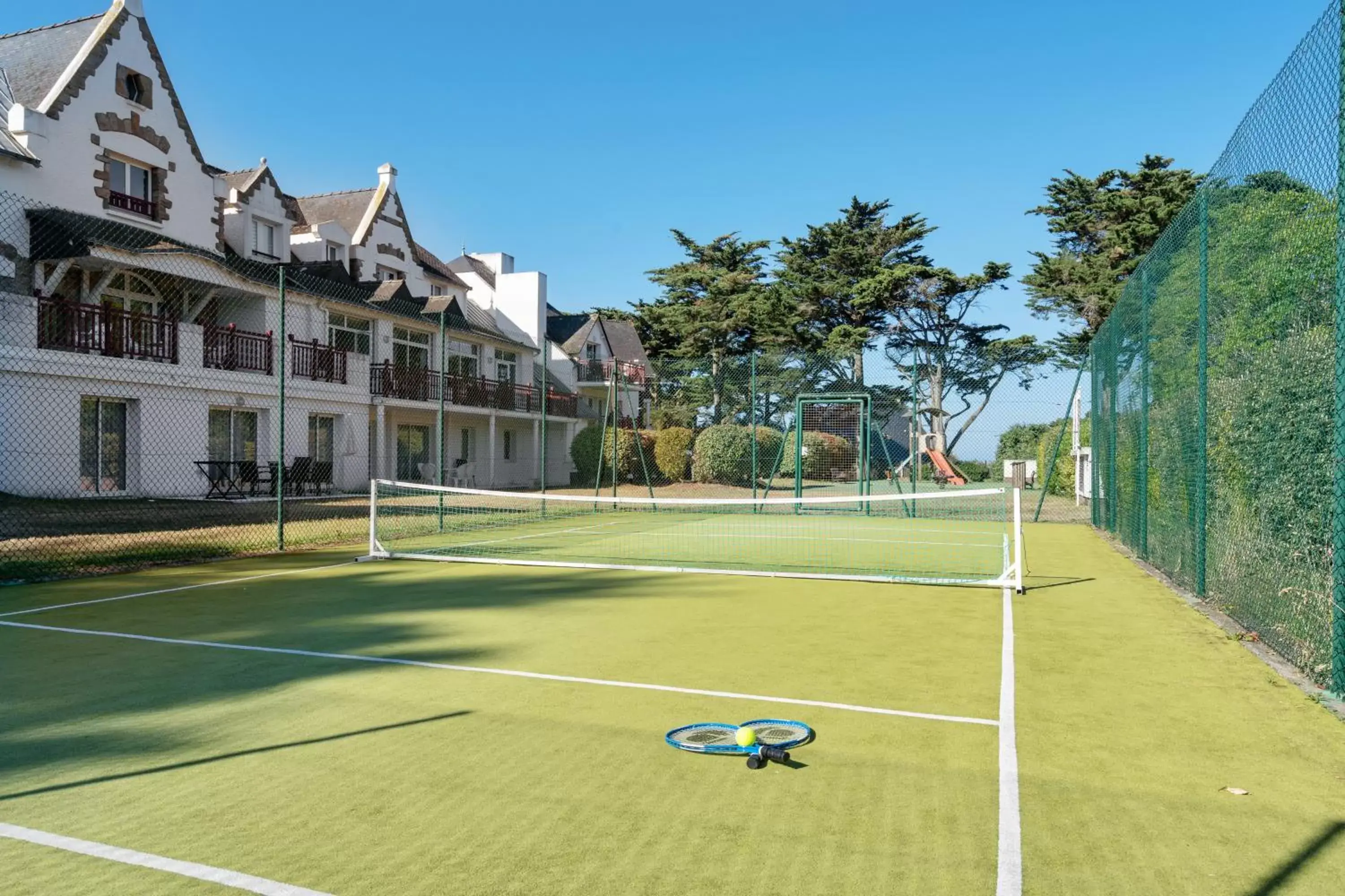 Property building, Tennis/Squash in Résidence Pierre & Vacances Premium Le Domaine de Cramphore