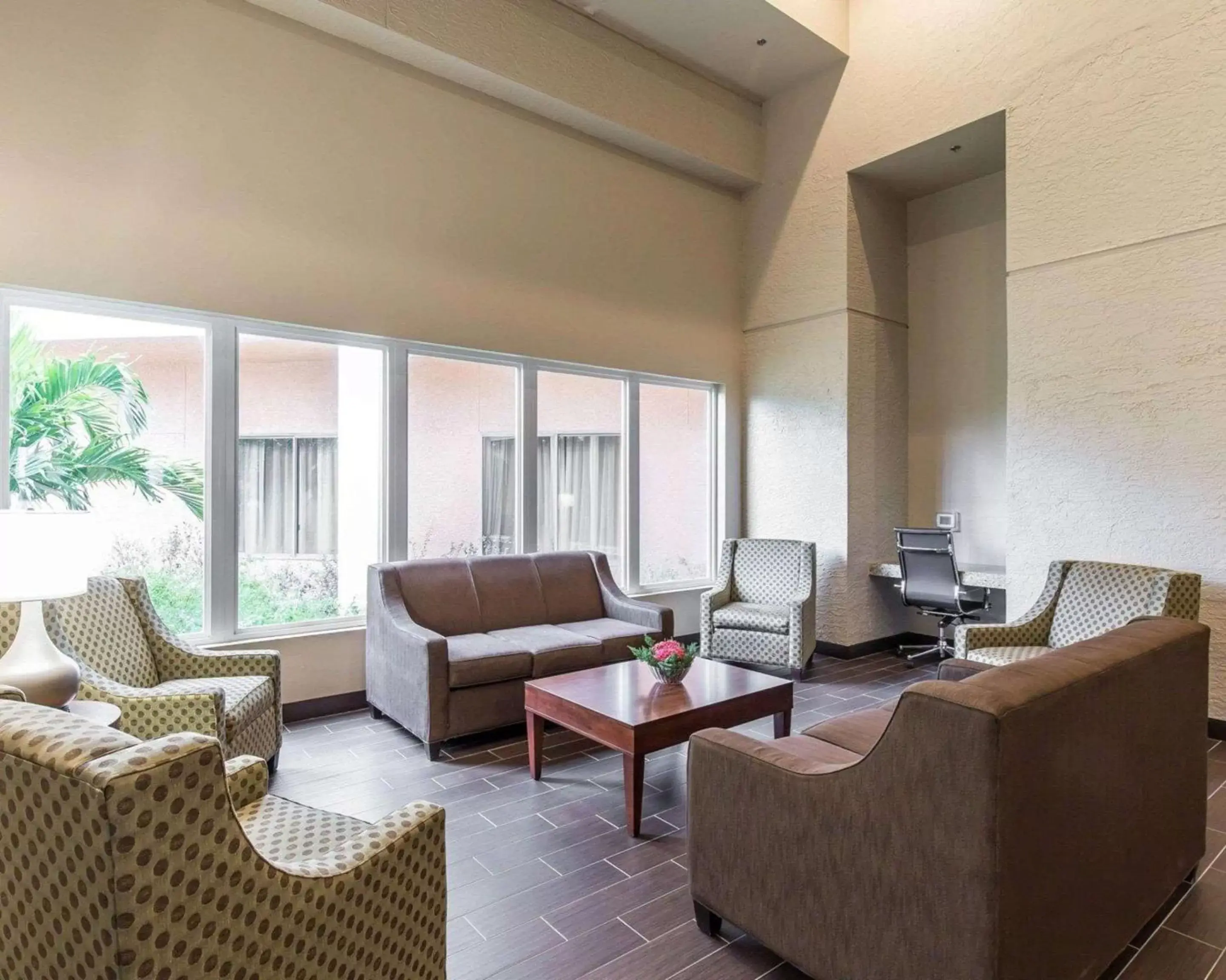 Lobby or reception, Seating Area in Comfort Inn Naples East I-75