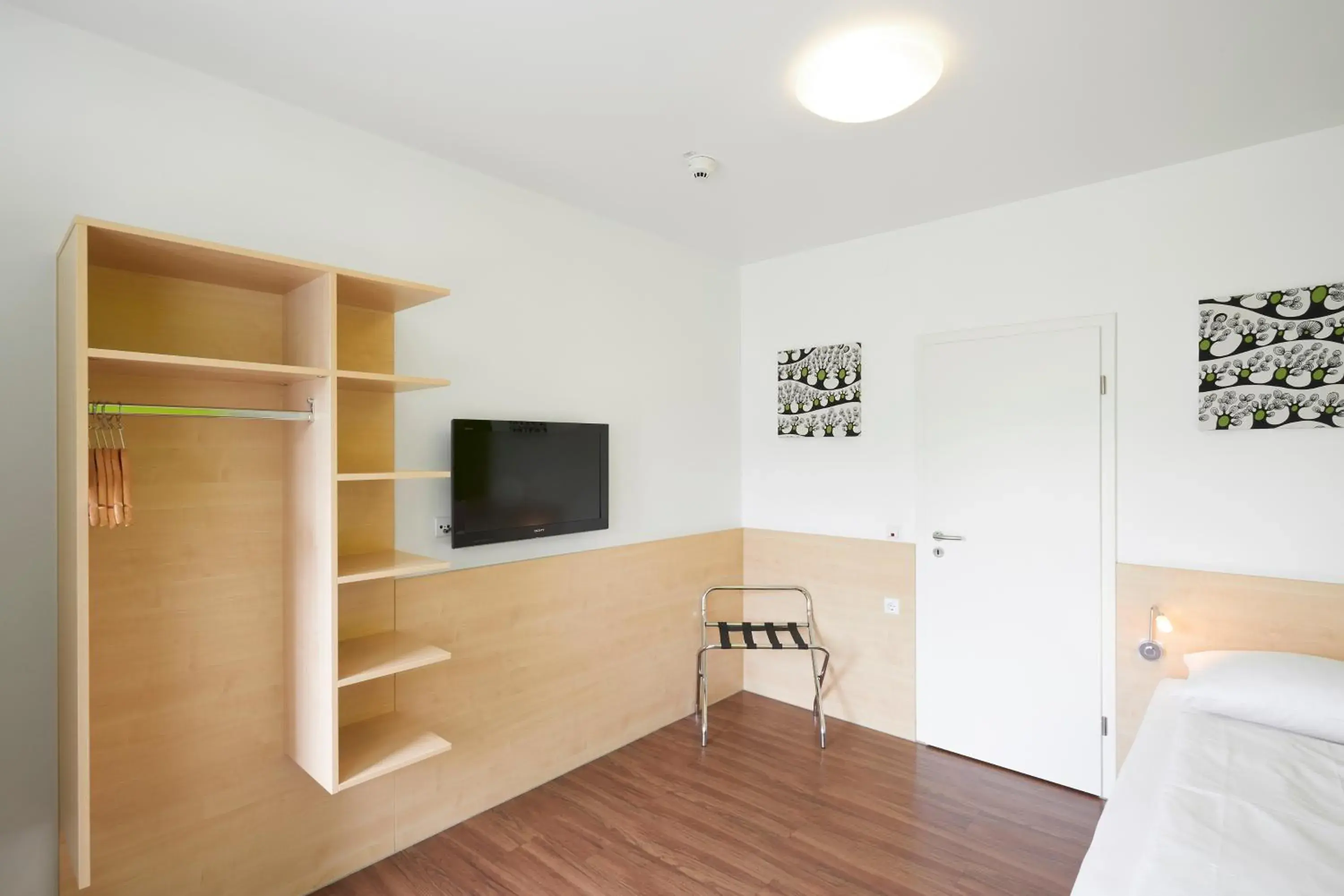 Photo of the whole room, TV/Entertainment Center in City Motel Soest