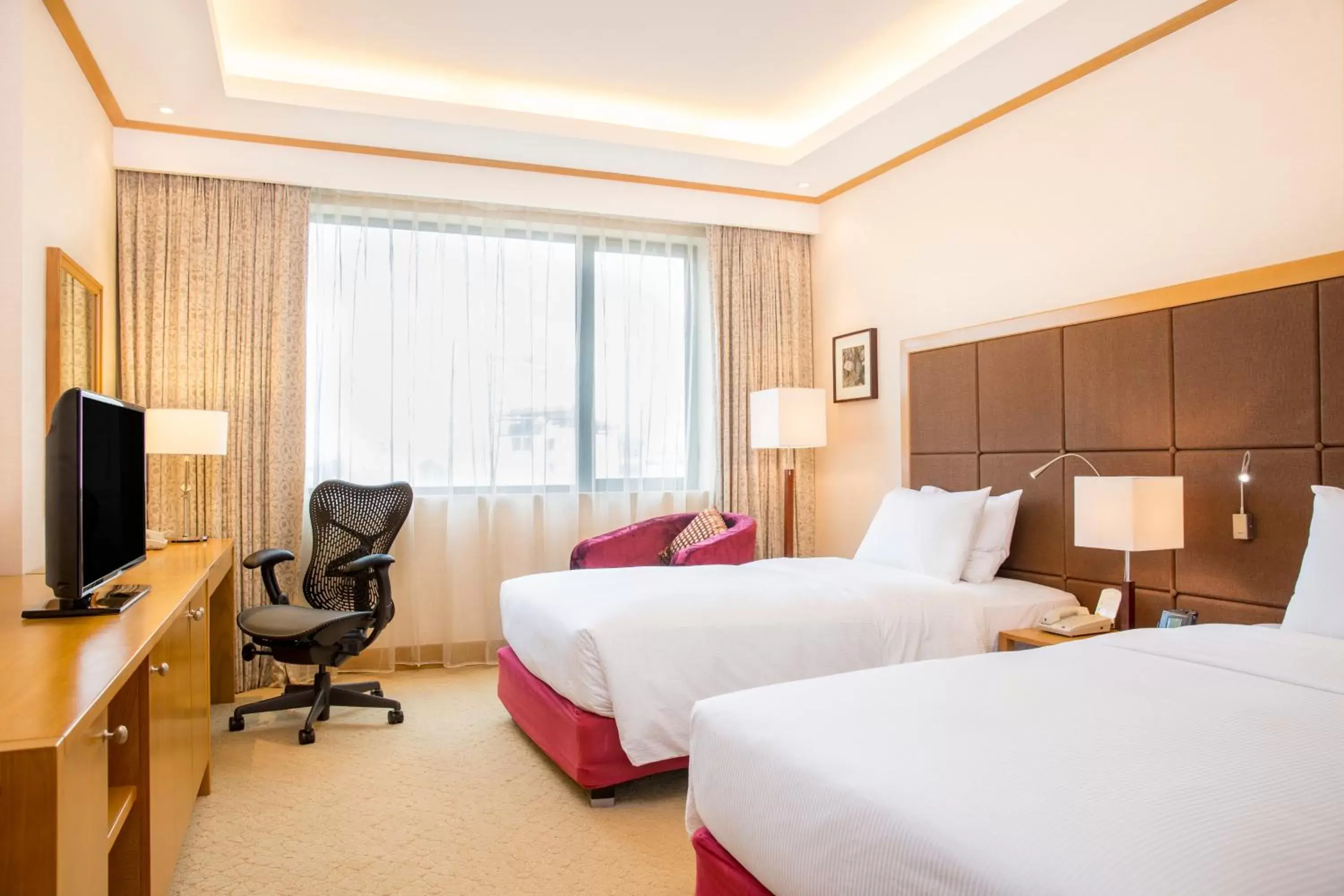 Restaurant/places to eat, Bed in Hilton Garden Inn Hanoi