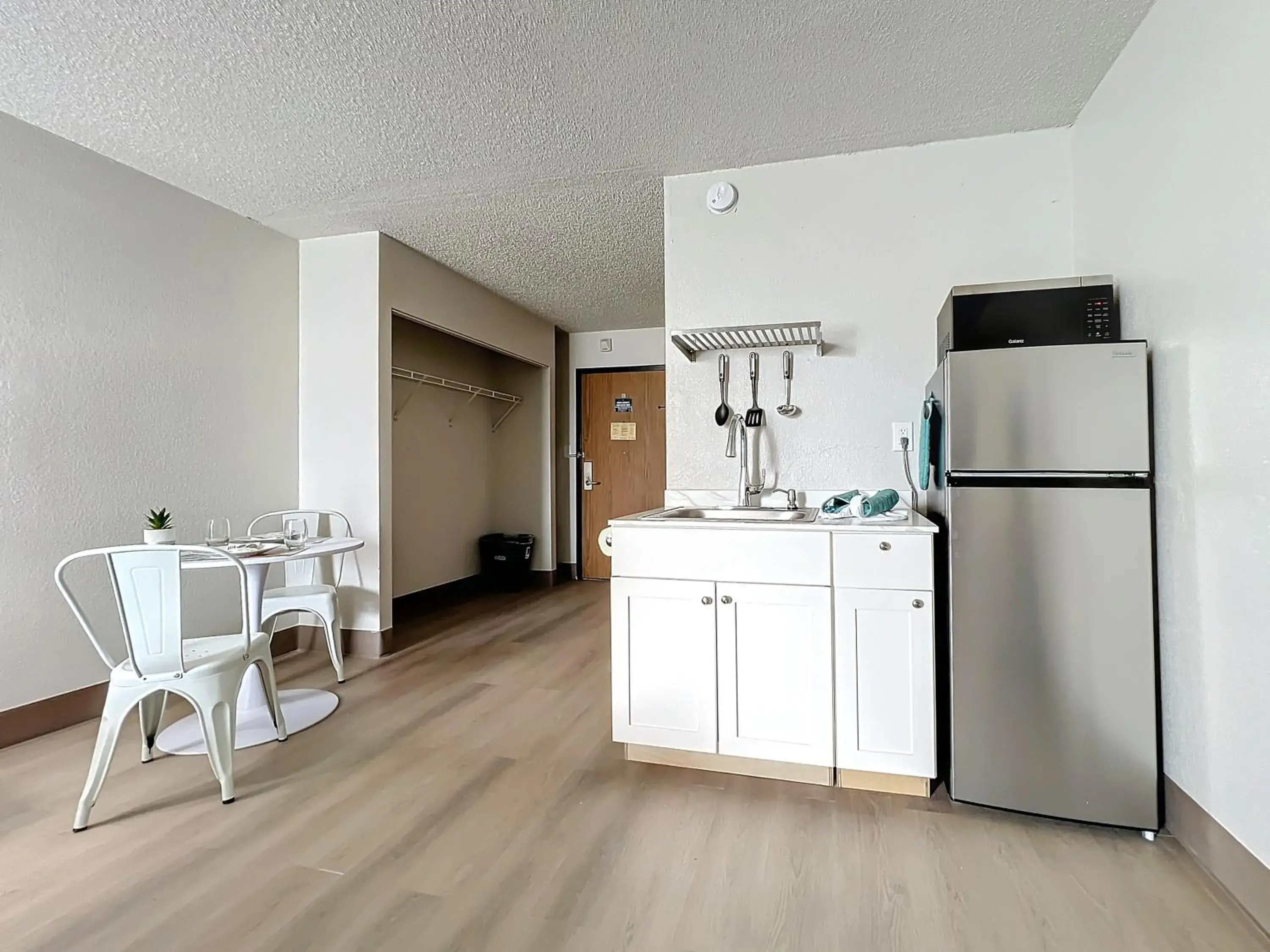 Kitchen/Kitchenette in Stayable Suites Lakeland