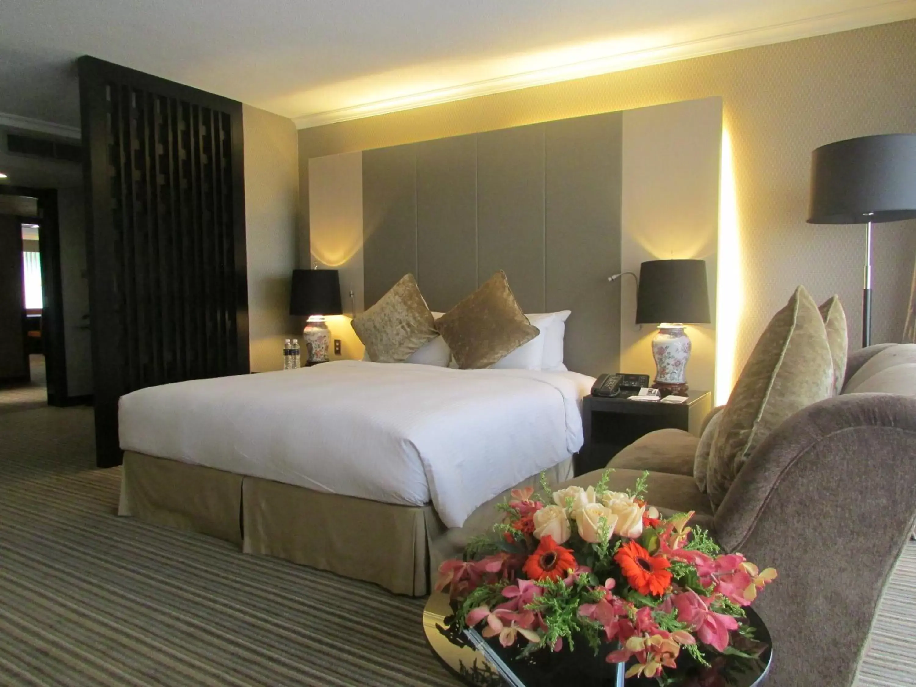 Bedroom, Bed in Concorde Hotel Singapore