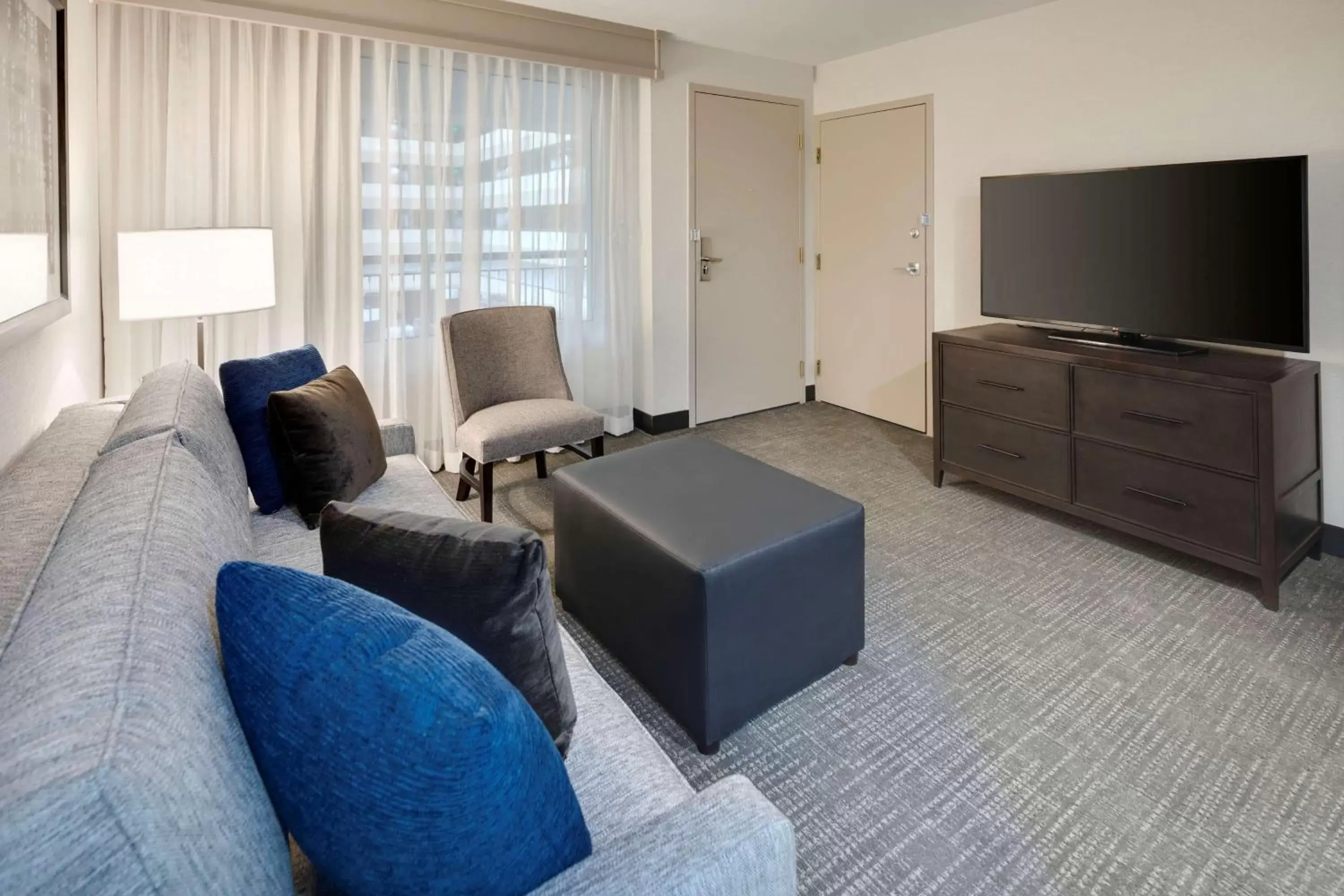 Living room, Seating Area in Embassy Suites by Hilton Detroit Troy Auburn Hills