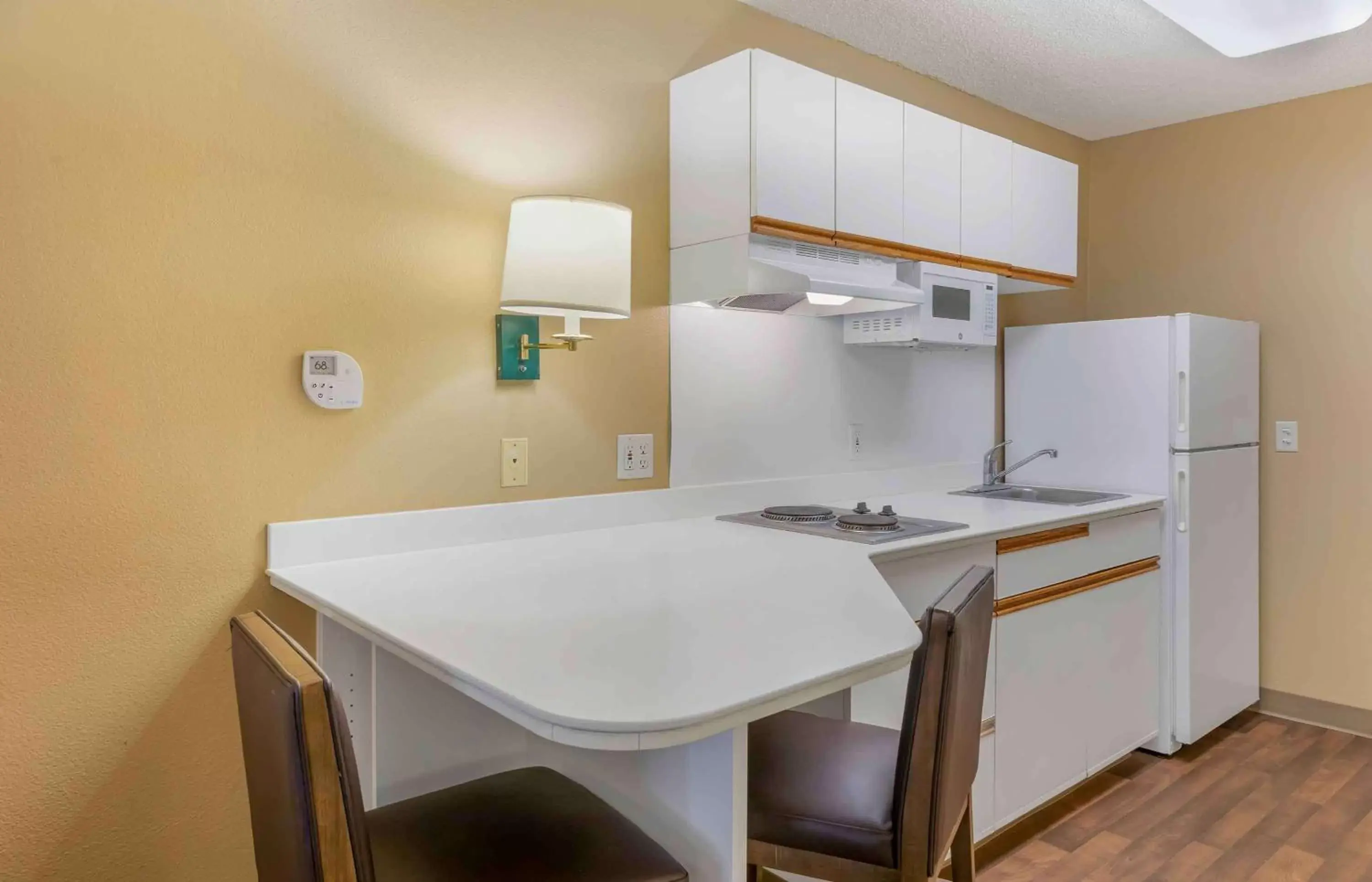 Bedroom, Kitchen/Kitchenette in Extended Stay America Suites - Los Angeles - Torrance - Del Amo Circle