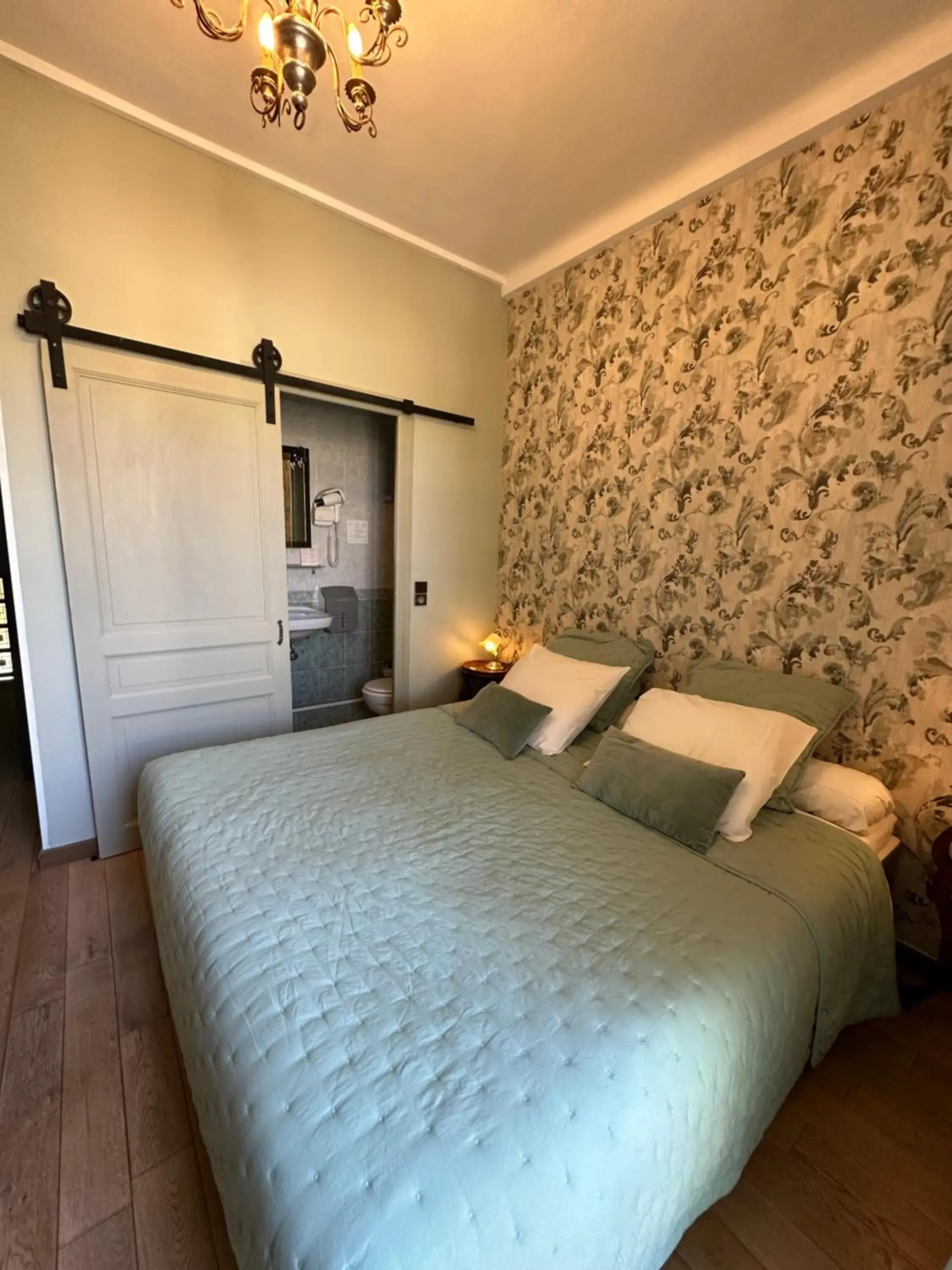 Photo of the whole room, Bed in Le Ponteil