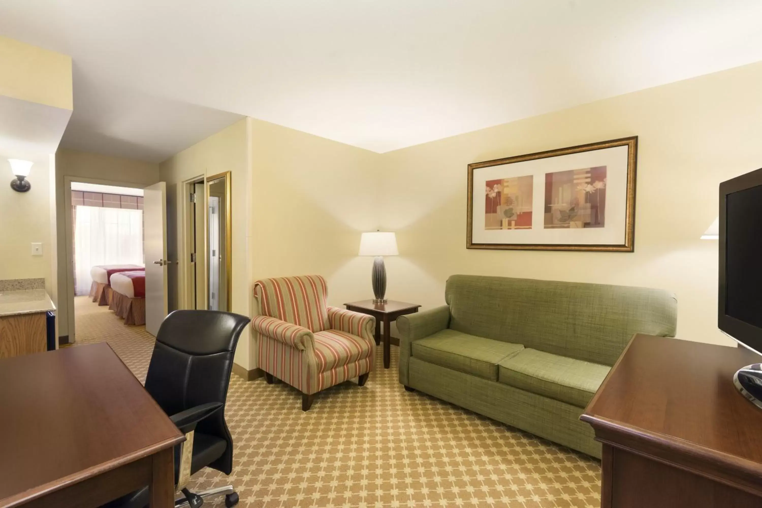 Living room, Seating Area in Country Inn & Suites by Radisson, Covington, LA