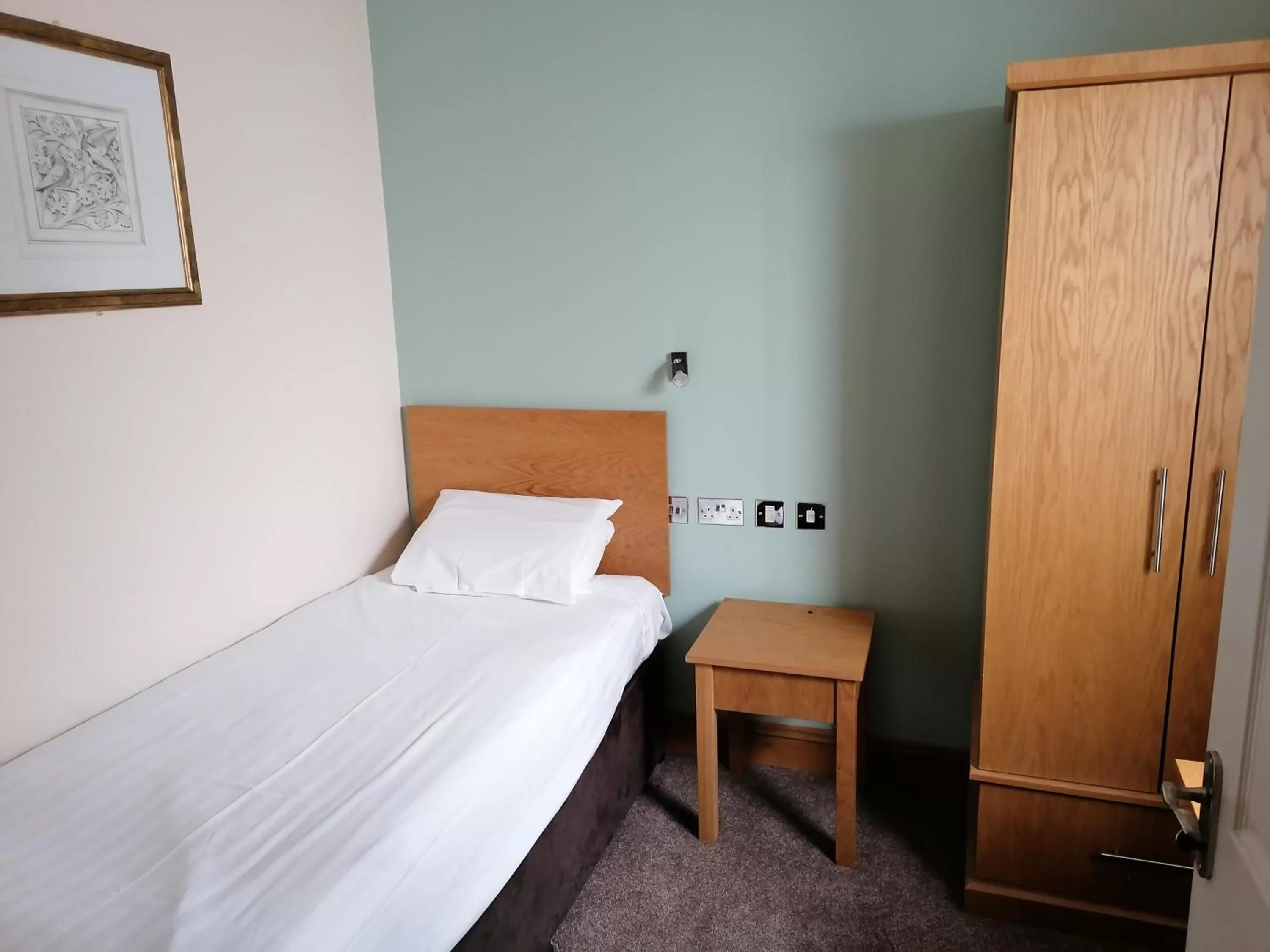 Bed in The Queensgate Hotel