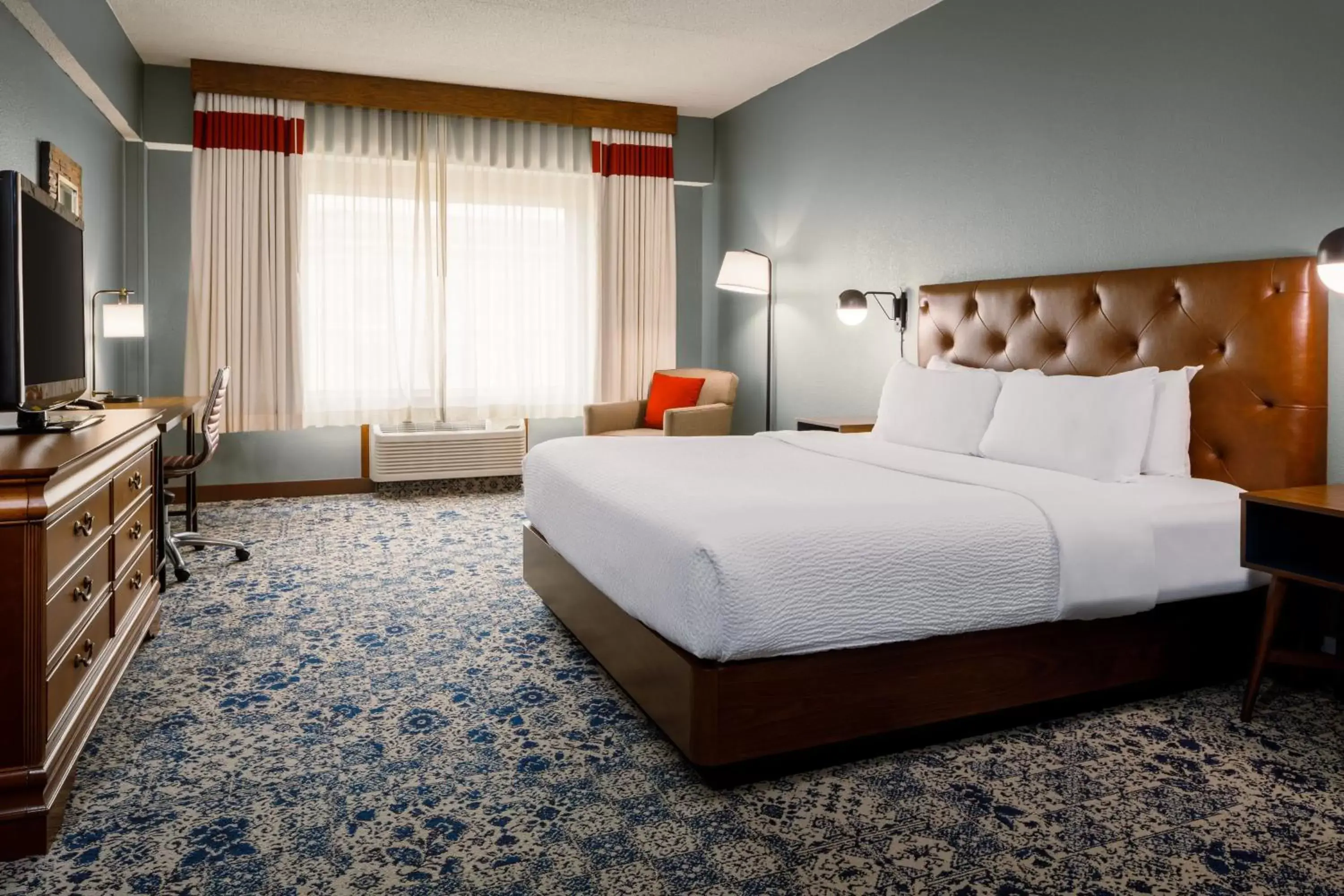 Photo of the whole room, Bed in Four Points by Sheraton Louisville Airport
