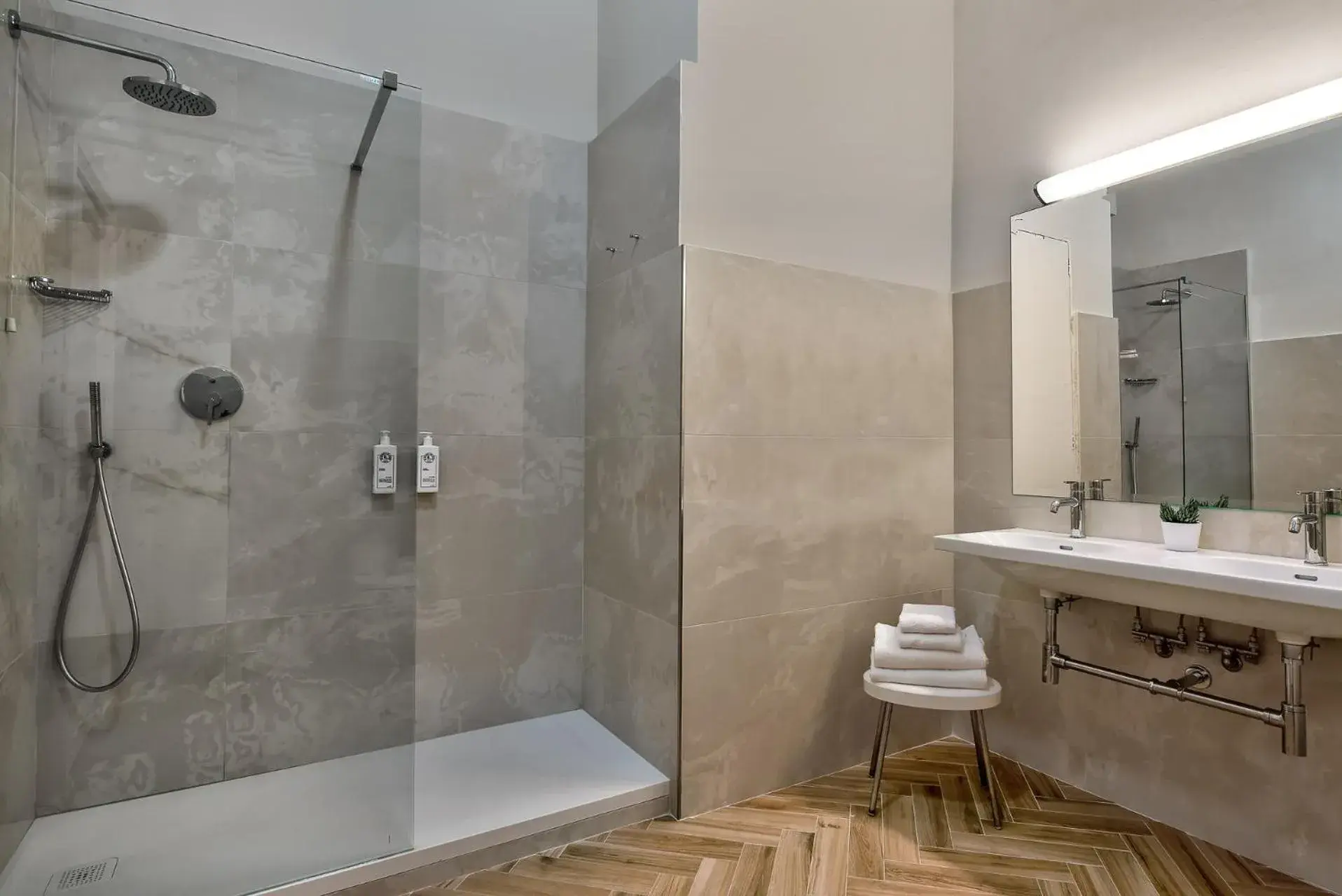 Shower, Bathroom in Majestic Palace