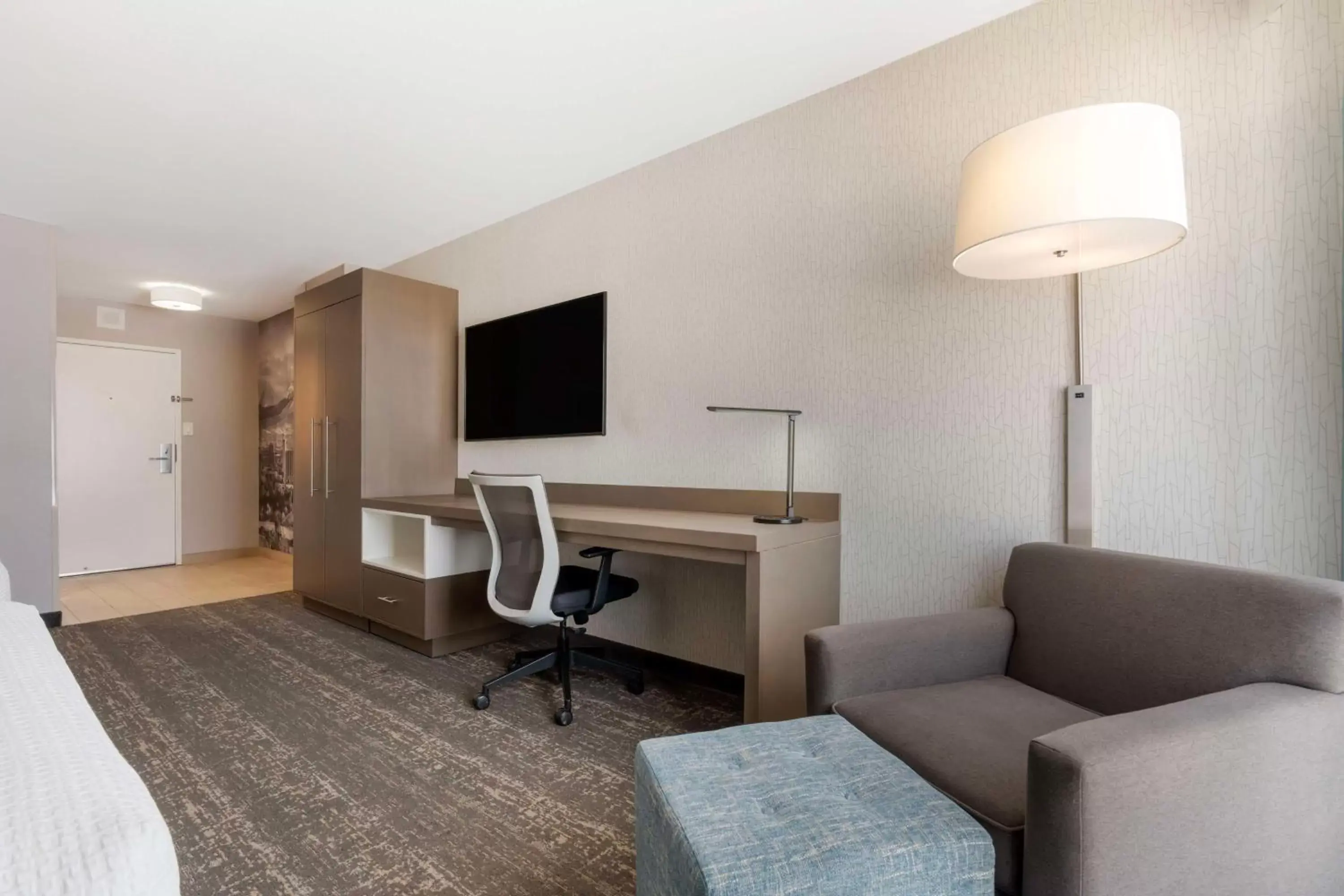 Bedroom, TV/Entertainment Center in Best Western Plus Sparks-Reno Hotel