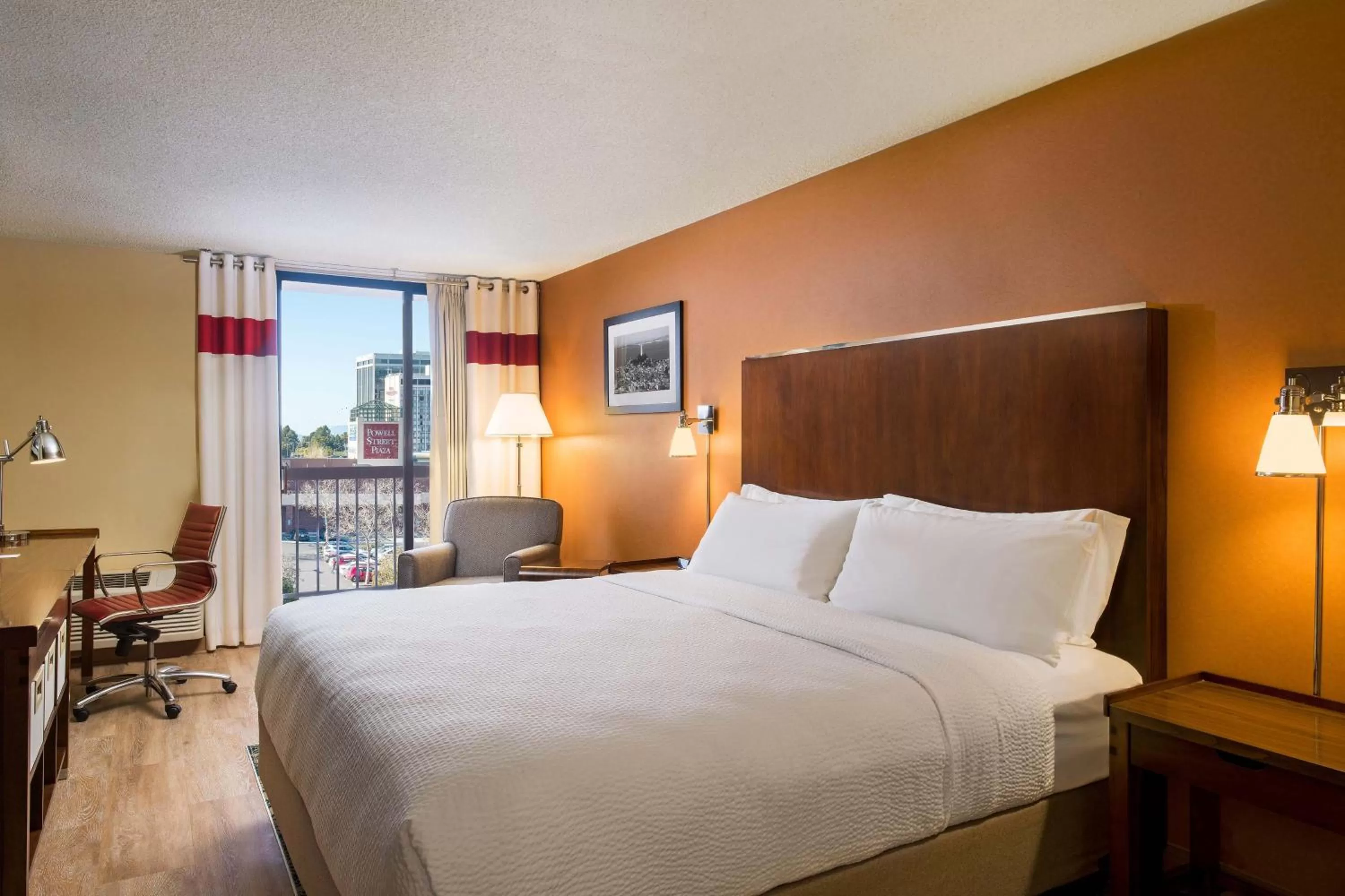 Photo of the whole room, Bed in Four Points by Sheraton - San Francisco Bay Bridge