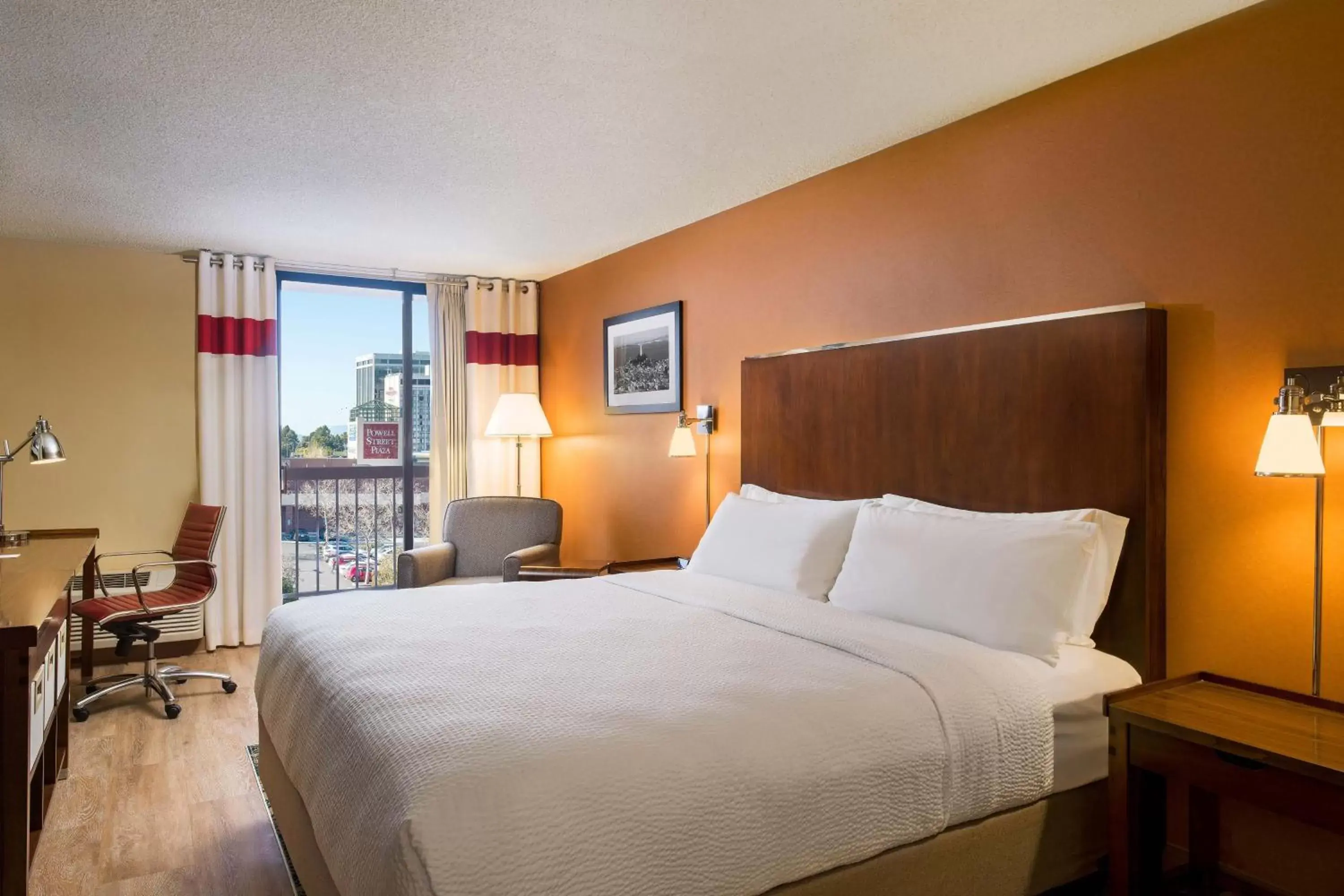 Photo of the whole room, Bed in Four Points by Sheraton - San Francisco Bay Bridge