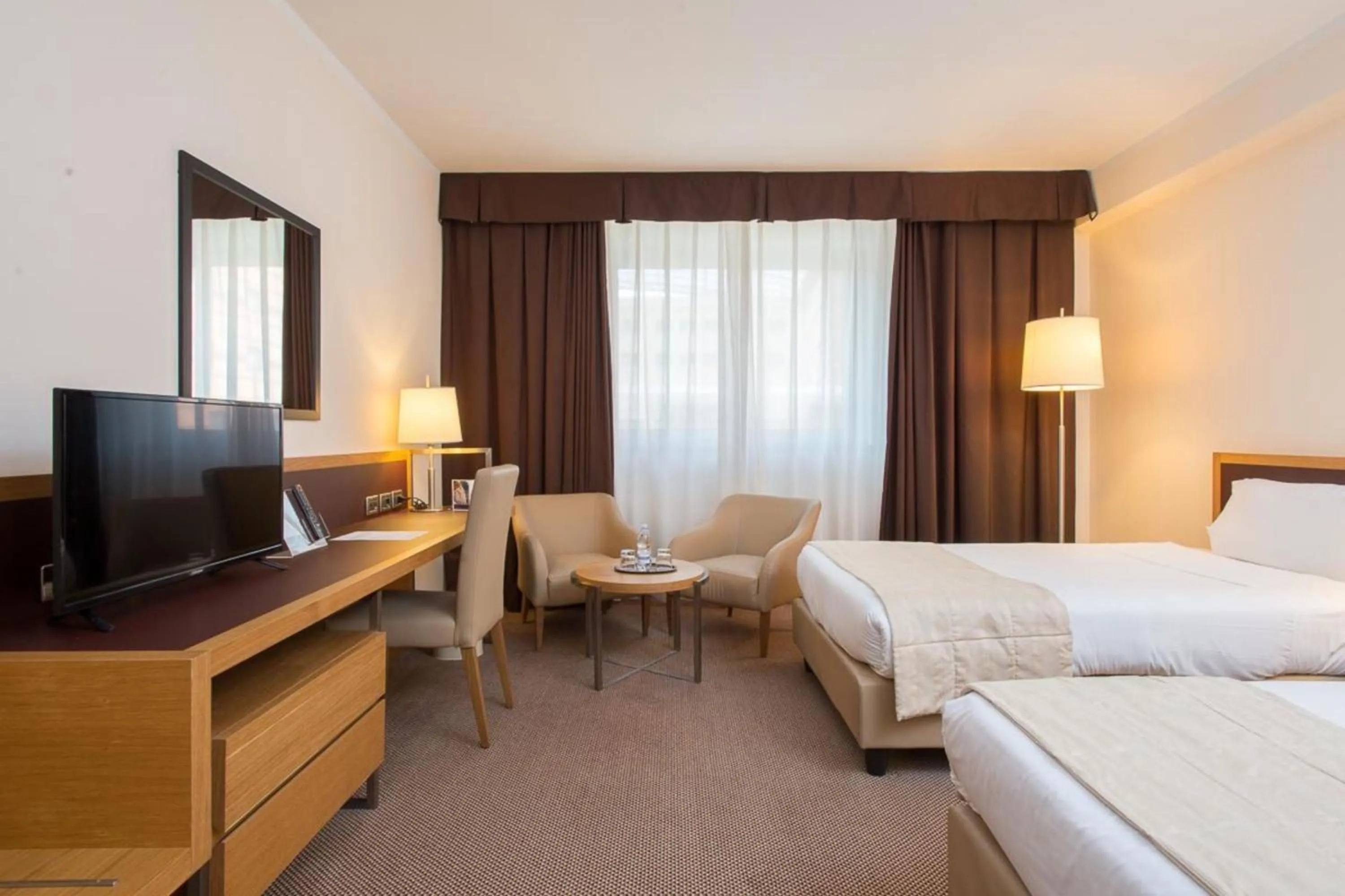 Photo of the whole room, Bed in Plaza Caserta