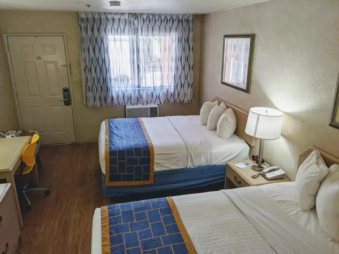 Bedroom, Bed in Days Inn by Wyndham Bullhead City