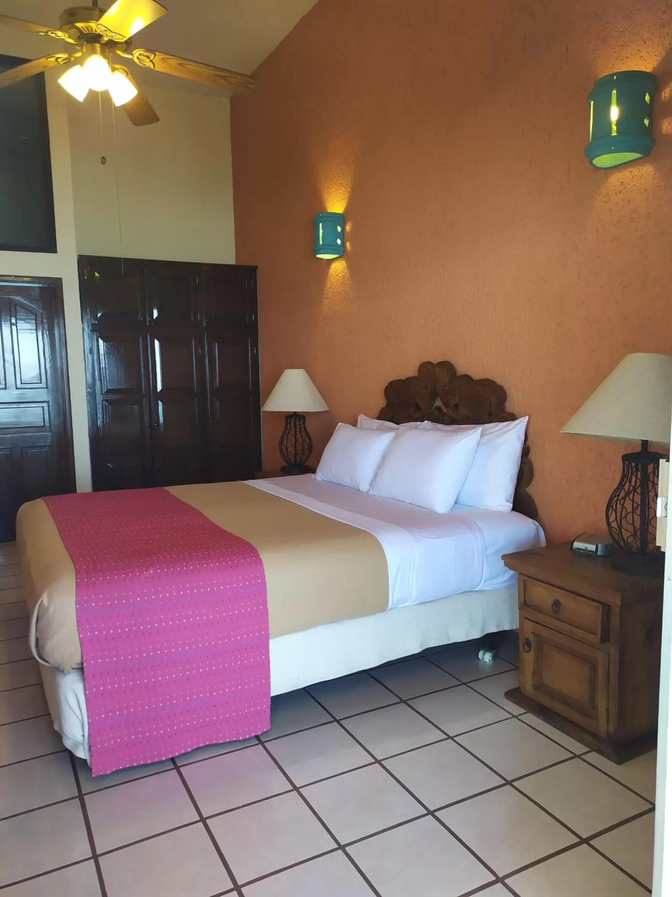 Bed in Las Gaviotas Condo-Hotel La Paz BCS