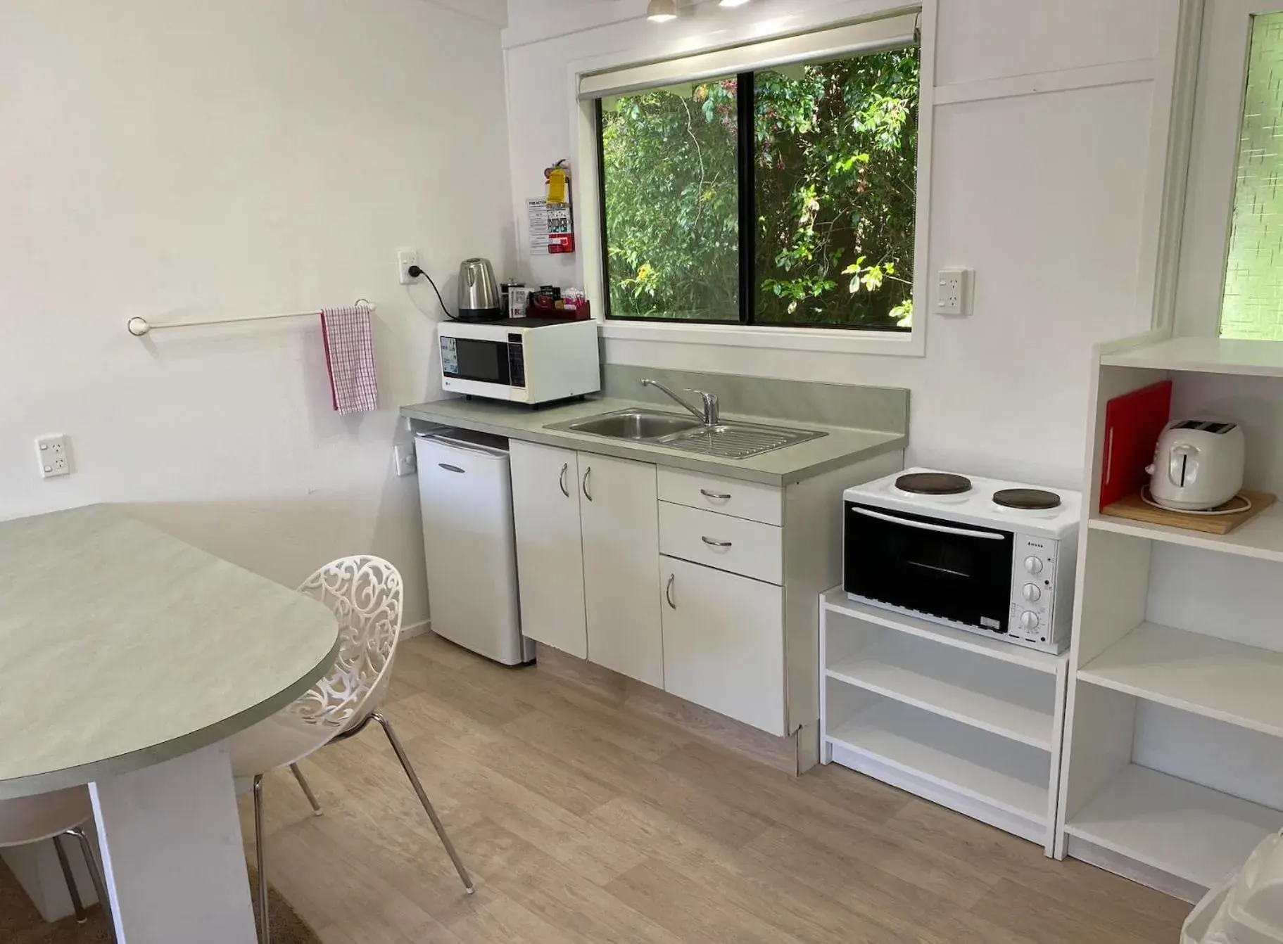 Kitchen/Kitchenette in Colonial House Motel