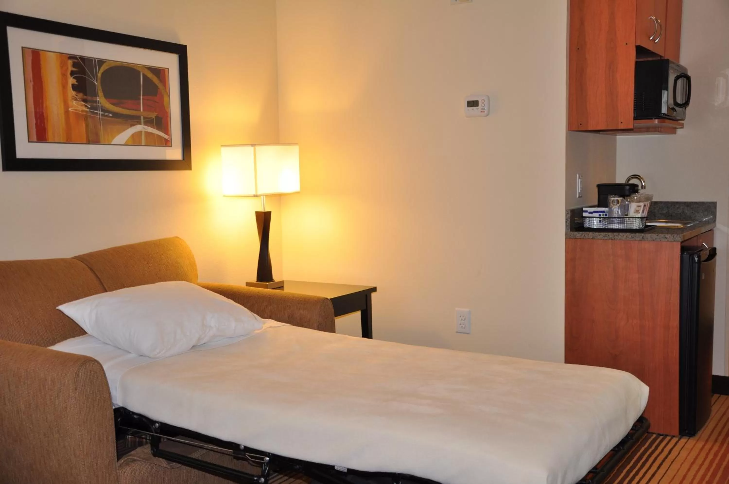 Photo of the whole room, Bed in Holiday Inn Express Hotel & Suites Prattville South by IHG
