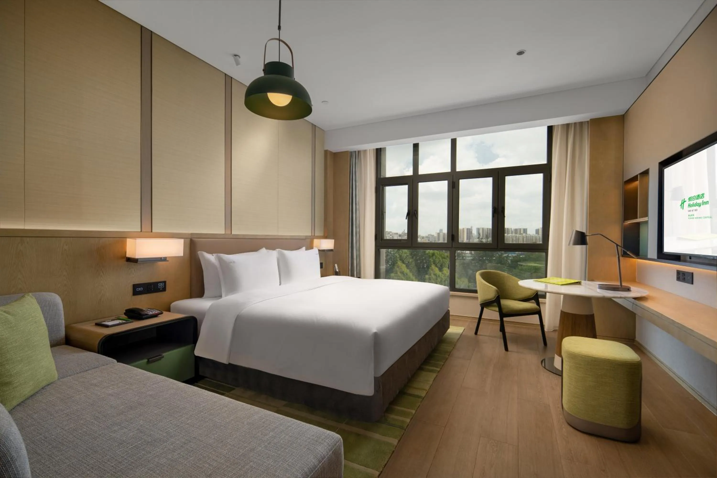 Photo of the whole room, Bed in Holiday Inn Foshan Nanhai Central by IHG