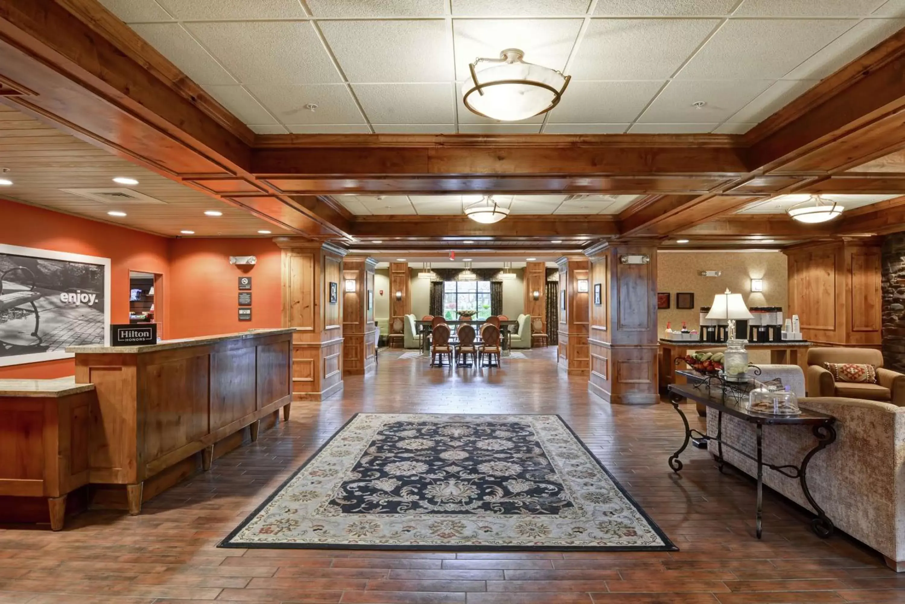Dining area in Hampton Inn and Suites New Hartford/Utica