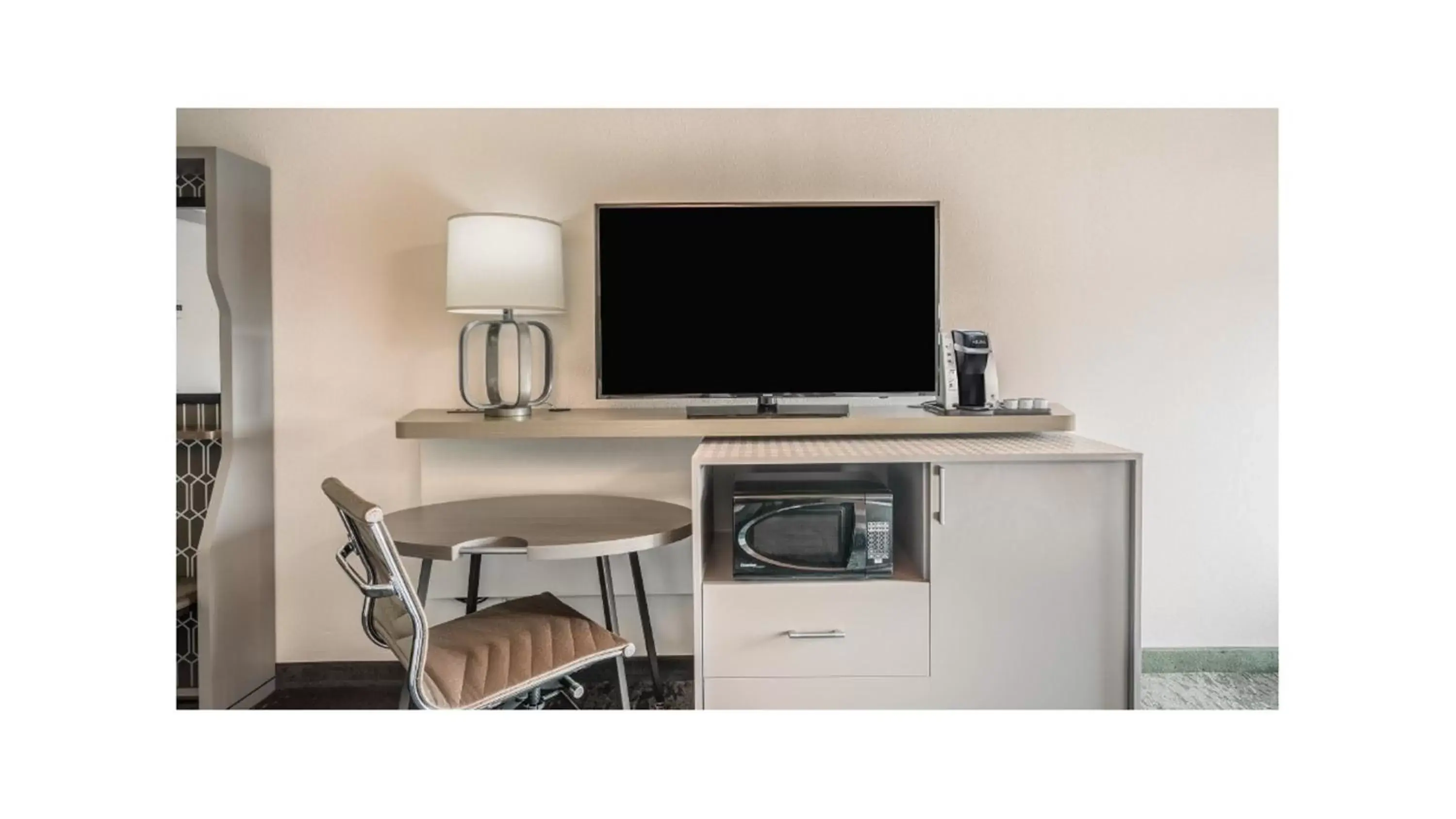 Photo of the whole room, TV/Entertainment Center in Holiday Inn Roanoke Airport - Conference CTR, an IHG Hotel